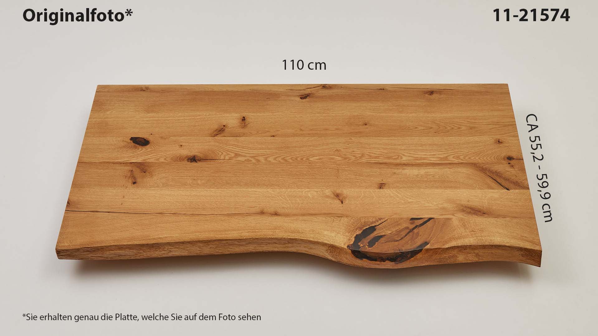 Eichenholz-Tischplatte Nummer 11-21574, Länge 110 cm cm, Breite ca. 55.2 cm–59.9 cm, mit gebürsteter Baumkante, geschliffen, 2 Schichten italienisches Öl, Äste und Risse mit Epoxidharz