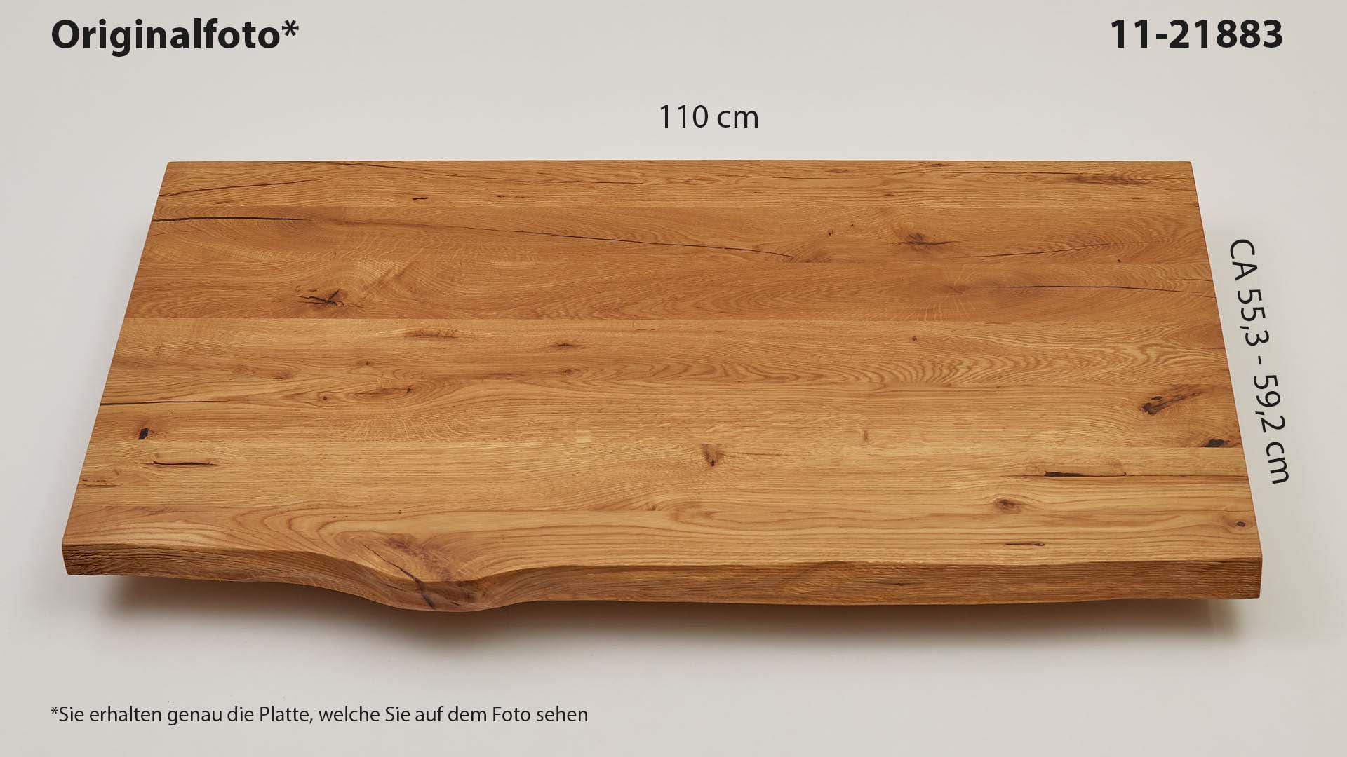 Eichenholz-Tischplatte Nummer 11-21883, Länge 110 cm cm, Breite ca. 55.3 cm–59.2 cm, mit gebürsteter Baumkante, geschliffen, 2 Schichten italienisches Öl, Äste und Risse mit Epoxidharz