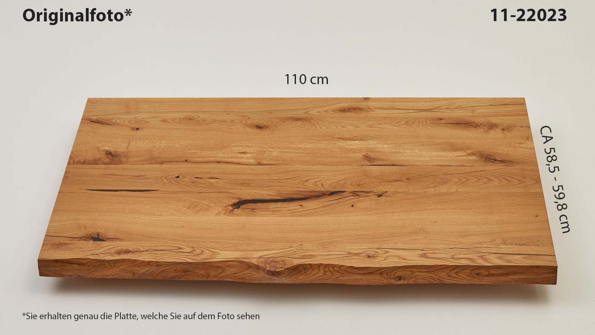 Eichenholz-Tischplatte Nummer 11-22023, Länge 110 cm cm, Breite ca. 58.5 cm–59.8 cm, mit gebürsteter Baumkante, geschliffen, 2 Schichten italienisches Öl, Äste und Risse mit Epoxidharz