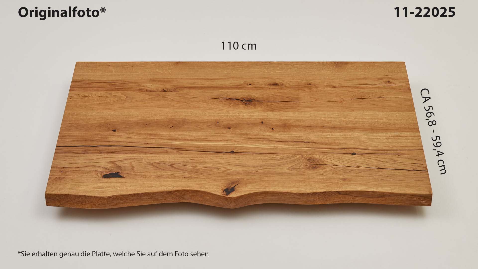 Eichenholz-Tischplatte Nummer 11-22025, Länge 110 cm cm, Breite ca. 56.8 cm–59.4 cm, mit gebürsteter Baumkante, geschliffen, 2 Schichten italienisches Öl, Äste und Risse mit Epoxidharz