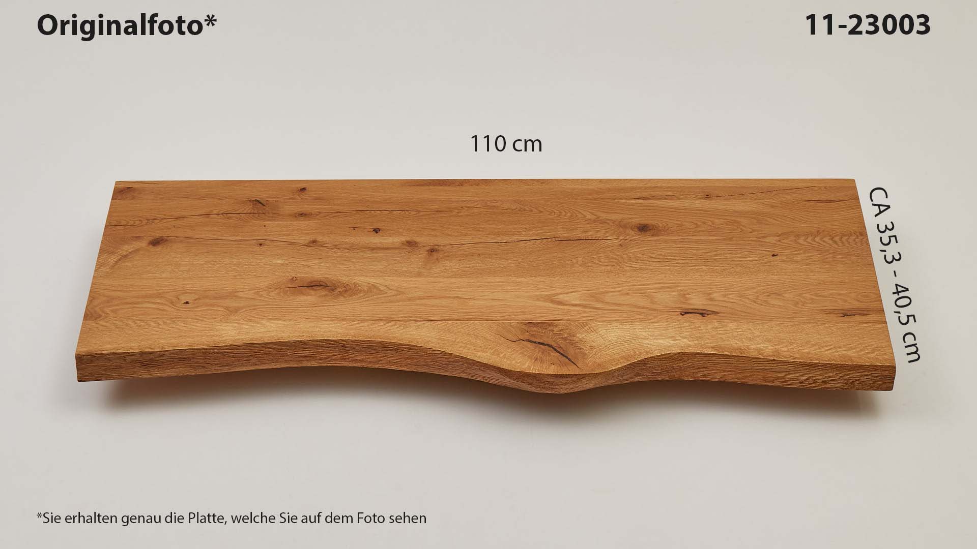 Eichenholz-Tischplatte Nummer 11-23003, Länge 110 cm cm, Breite ca. 35.3 cm–40.5 cm, mit gebürsteter Baumkante, geschliffen, 2 Schichten italienisches Öl, Äste und Risse mit Epoxidharz