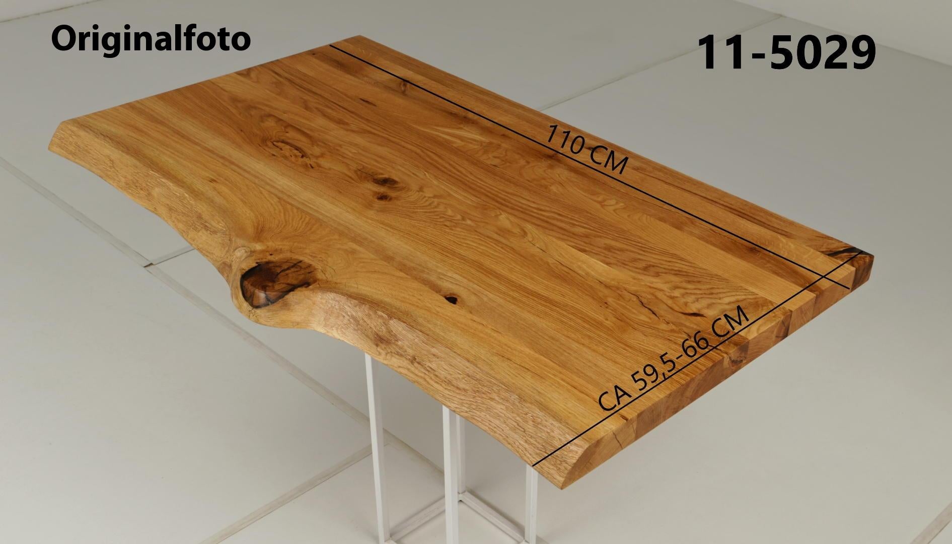 Eichenholz-Tischplatte Nummer 11-5029, Länge 110 cm cm, Breite ca. 59.5 cm–66 cm, mit gebürsteter Baumkante, geschliffen, 2 Schichten italienisches Öl, Äste und Risse mit Epoxidharz