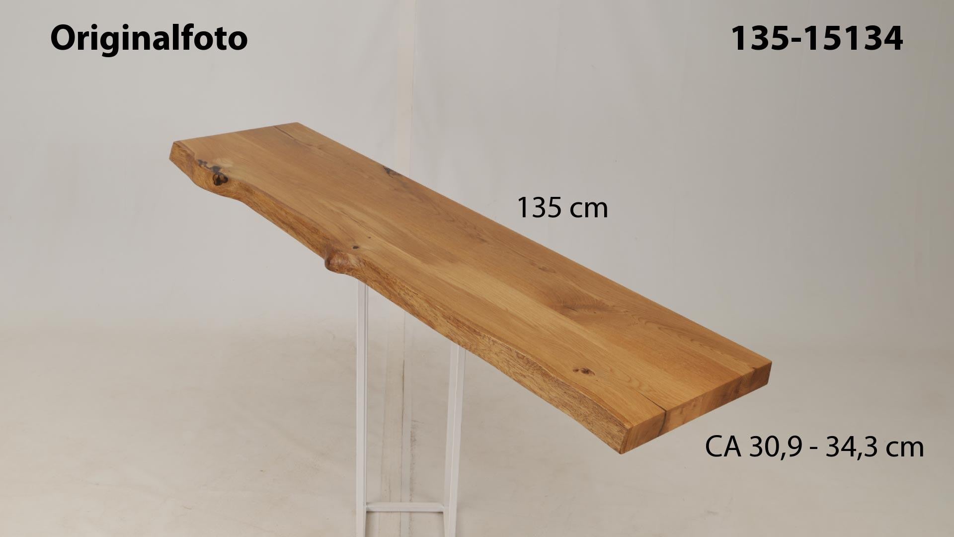 Eichenholz-Tischplatte Nummer 135-15134, Länge 135 cm cm, Breite ca. 30.9 cm–34.3 cm, mit gebürsteter Baumkante, geschliffen, 2 Schichten italienisches Öl, Äste und Risse mit Epoxidharz