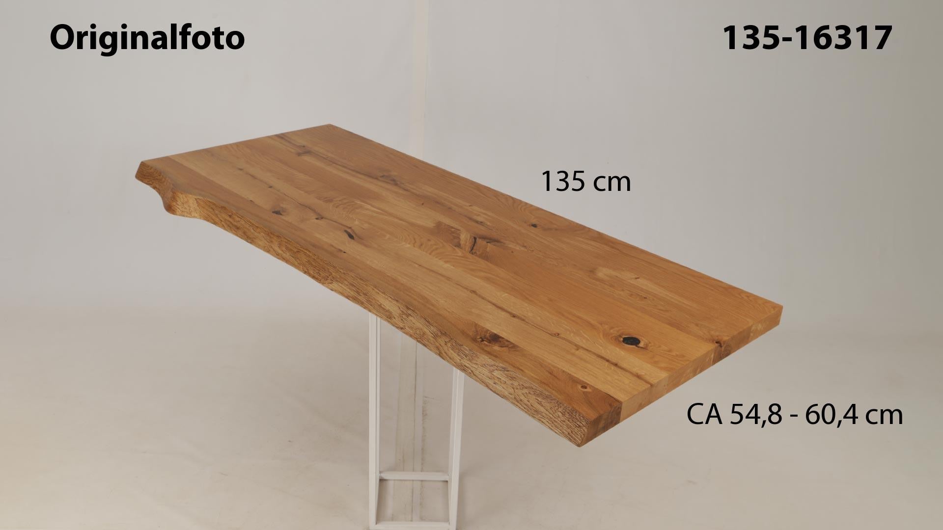 Eichenholz-Tischplatte Nummer 135-16317, Länge 135 cm cm, Breite ca. 54.8 cm–60.4 cm, mit gebürsteter Baumkante, geschliffen, 2 Schichten italienisches Öl, Äste und Risse mit Epoxidharz