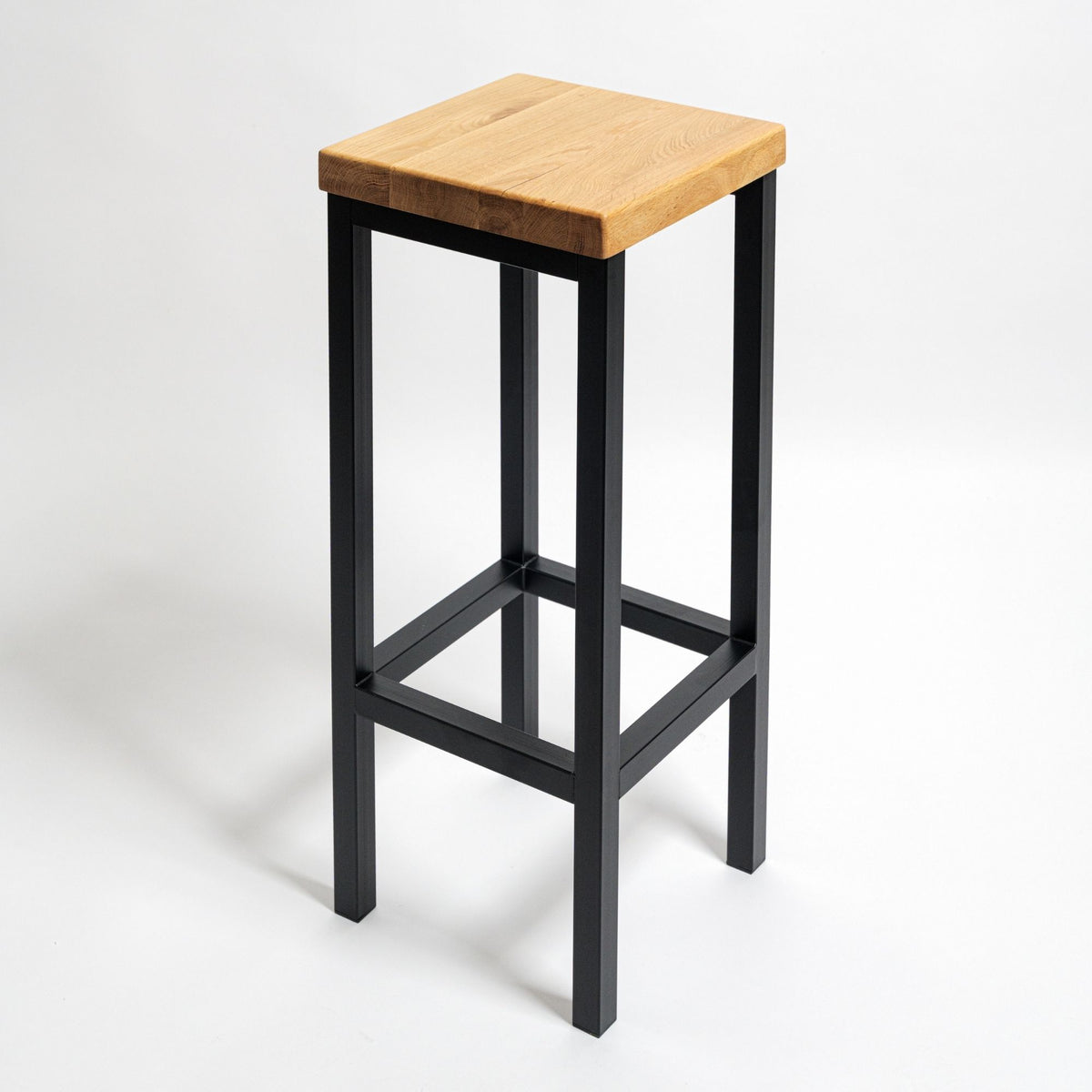 Massiver Barhocker aus Eiche und Stahl