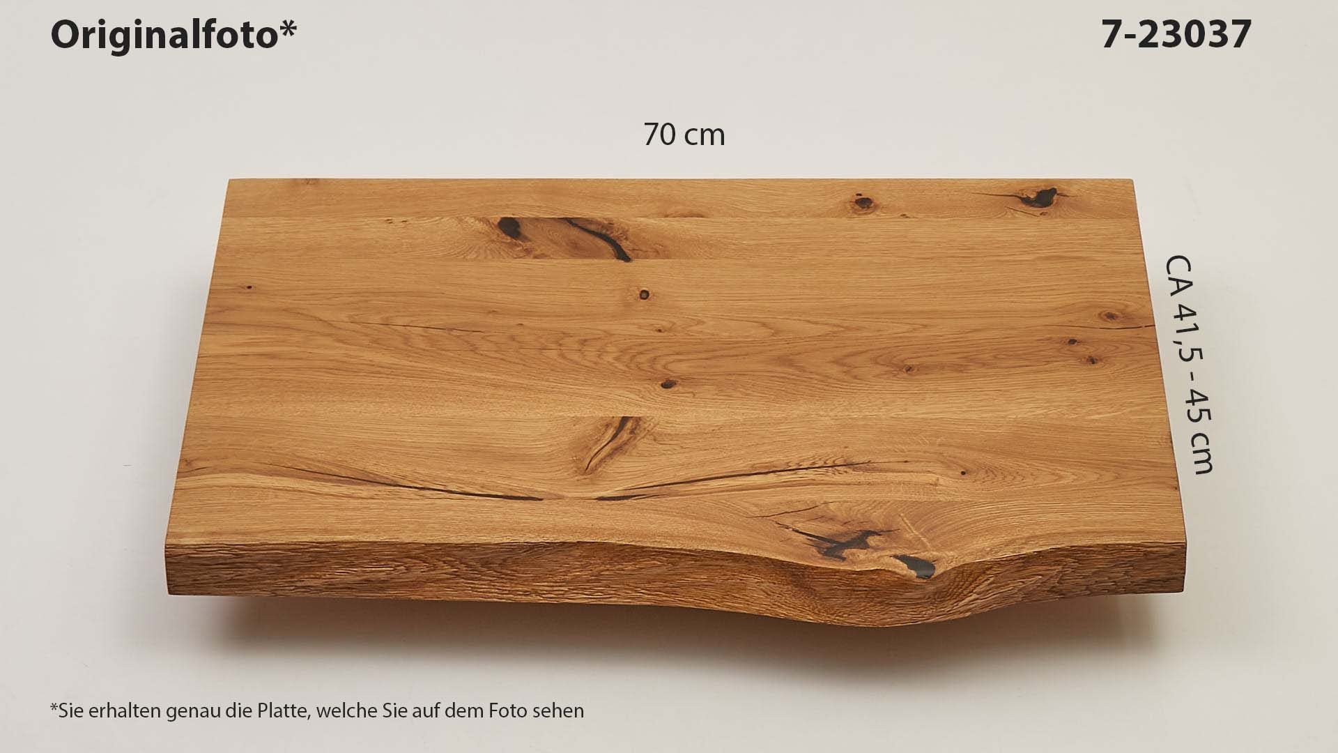 Eichenholz-Tischplatte Nummer 7-23037, Länge 70 cm cm, Breite ca. 41.5 cm–45 cm, mit gebürsteter Baumkante, geschliffen, 2 Schichten italienisches Öl, Äste und Risse mit Epoxidharz