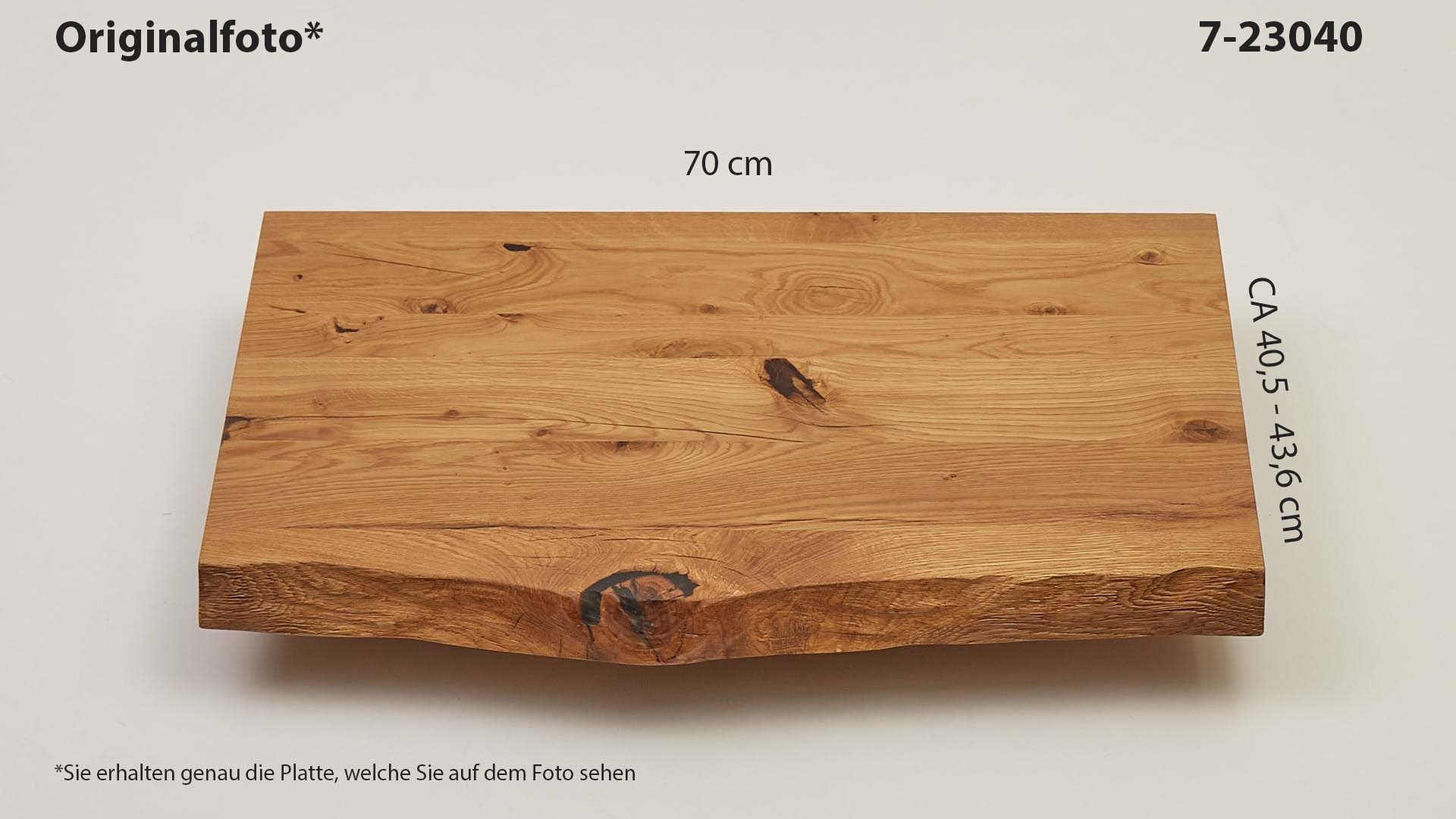 Eichenholz-Tischplatte Nummer 7-23040, Länge 70 cm cm, Breite ca. 40.5 cm–43.6 cm, mit gebürsteter Baumkante, geschliffen, 2 Schichten italienisches Öl, Äste und Risse mit Epoxidharz