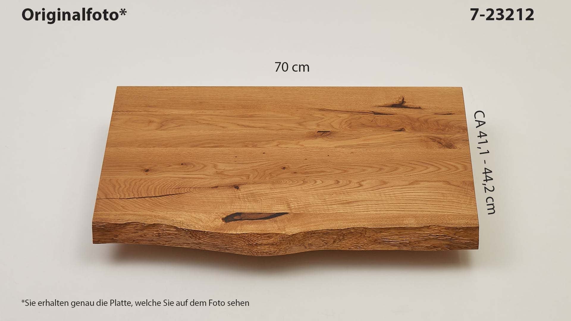 Eichenholz-Tischplatte Nummer 7-23212, Länge 70 cm, Breite ca. 41.1 cm–44.2 cm, mit gebürsteter Baumkante, geschliffen, 2 Schichten italienisches Öl, Äste und Risse mit Epoxidharz