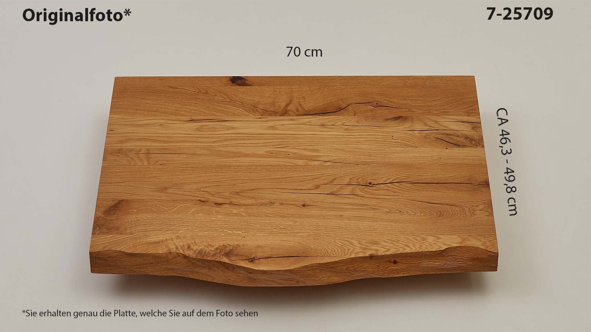 Eichenholz-Tischplatte Nummer 7-25709, Länge 70 cm cm, Breite ca. 46.3 cm–49.8 cm, mit gebürsteter Baumkante, geschliffen, 2 Schichten italienisches Öl, Äste und Risse mit Epoxidharz