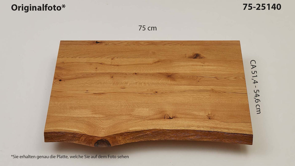 Eichenholz-Tischplatte Nummer 75-25140, Länge 75 cm cm, Breite ca. 51.4 cm–54.6 cm, mit gebürsteter Baumkante, geschliffen, 2 Schichten italienisches Öl, Äste und Risse mit Epoxidharz