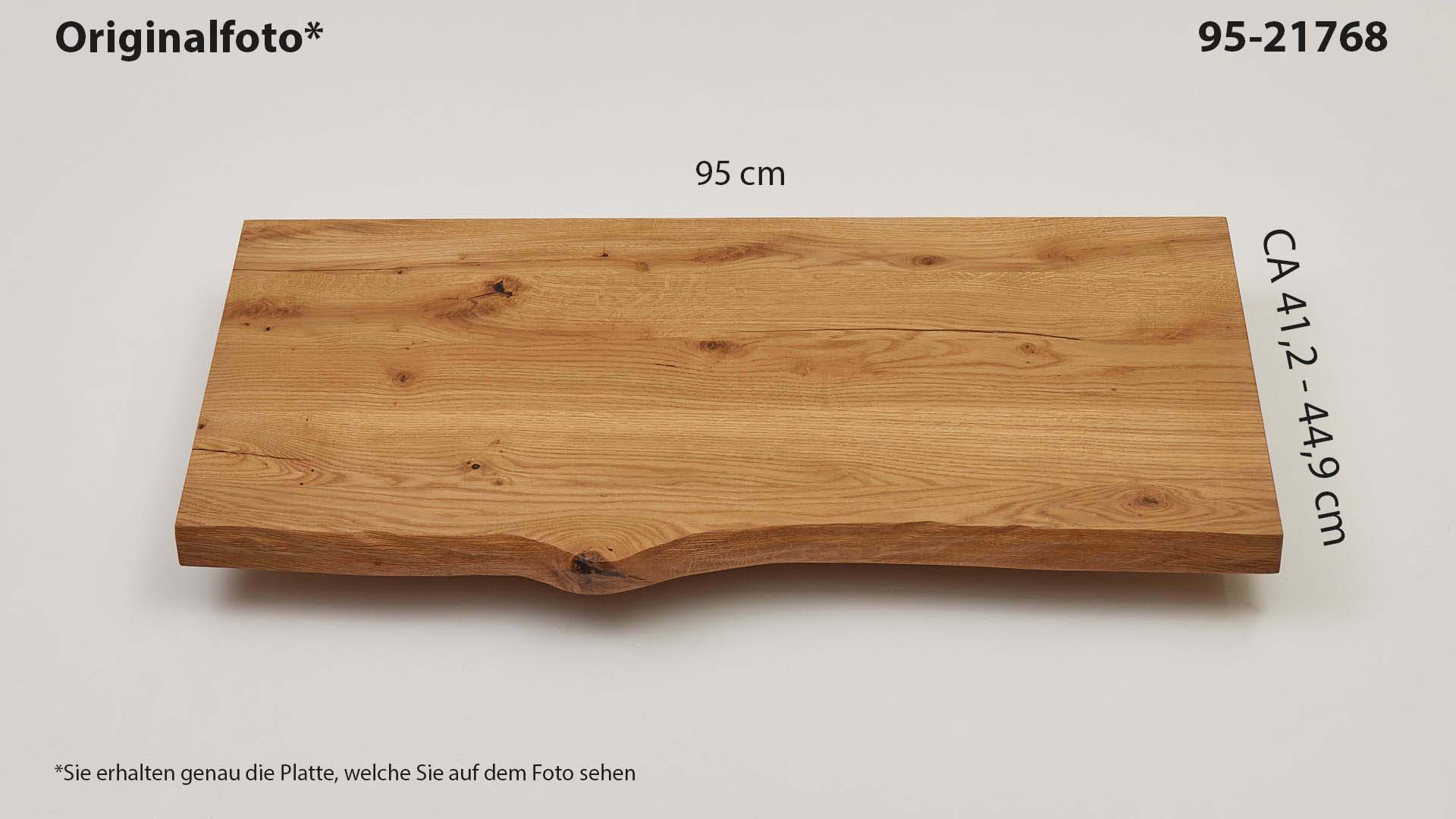 Eichenholz-Tischplatte Nummer 95-21768, Länge 95 cm cm, Breite ca. 41.2 cm–44.9 cm, mit gebürsteter Baumkante, geschliffen, 2 Schichten italienisches Öl, Äste und Risse mit Epoxidharz