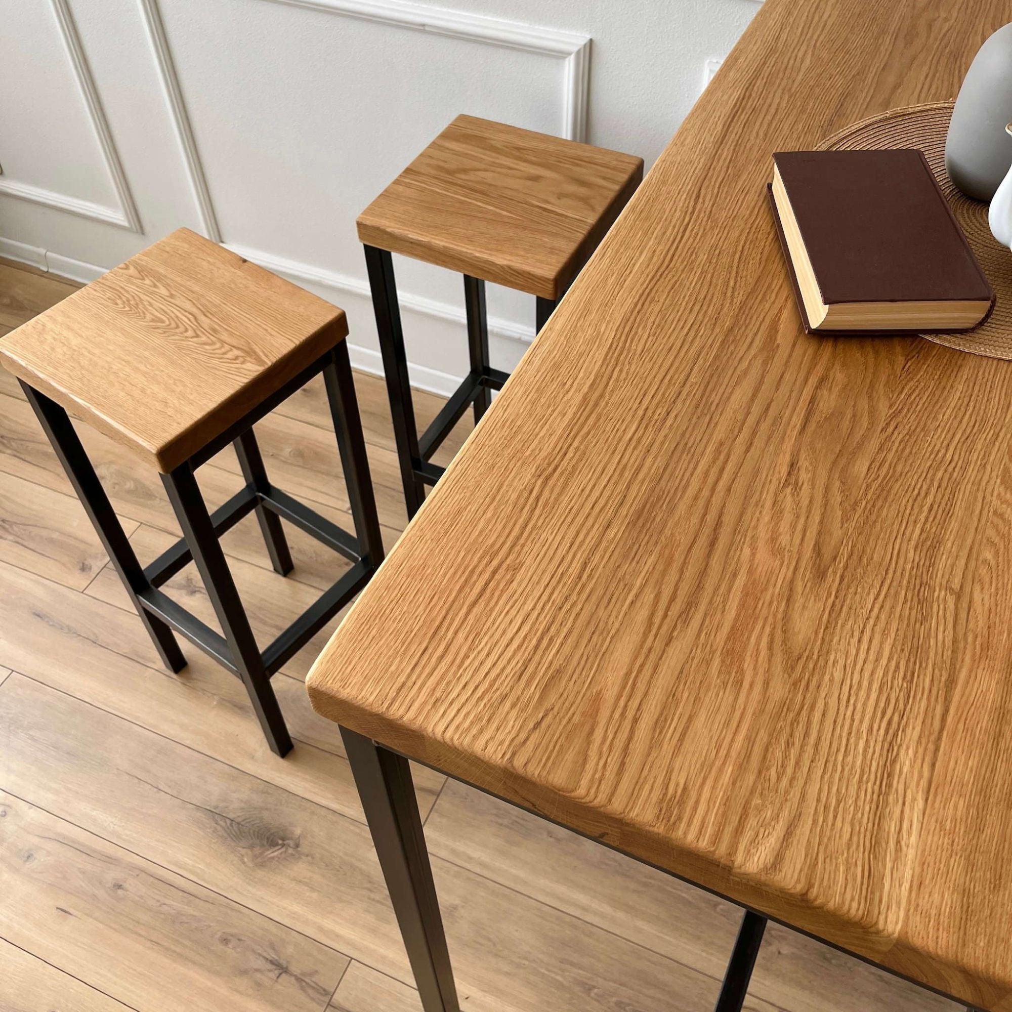 Nahaufnahme von Tischplatten mit glatter Kante und Naturkante aus hochwertigem Eichenholz