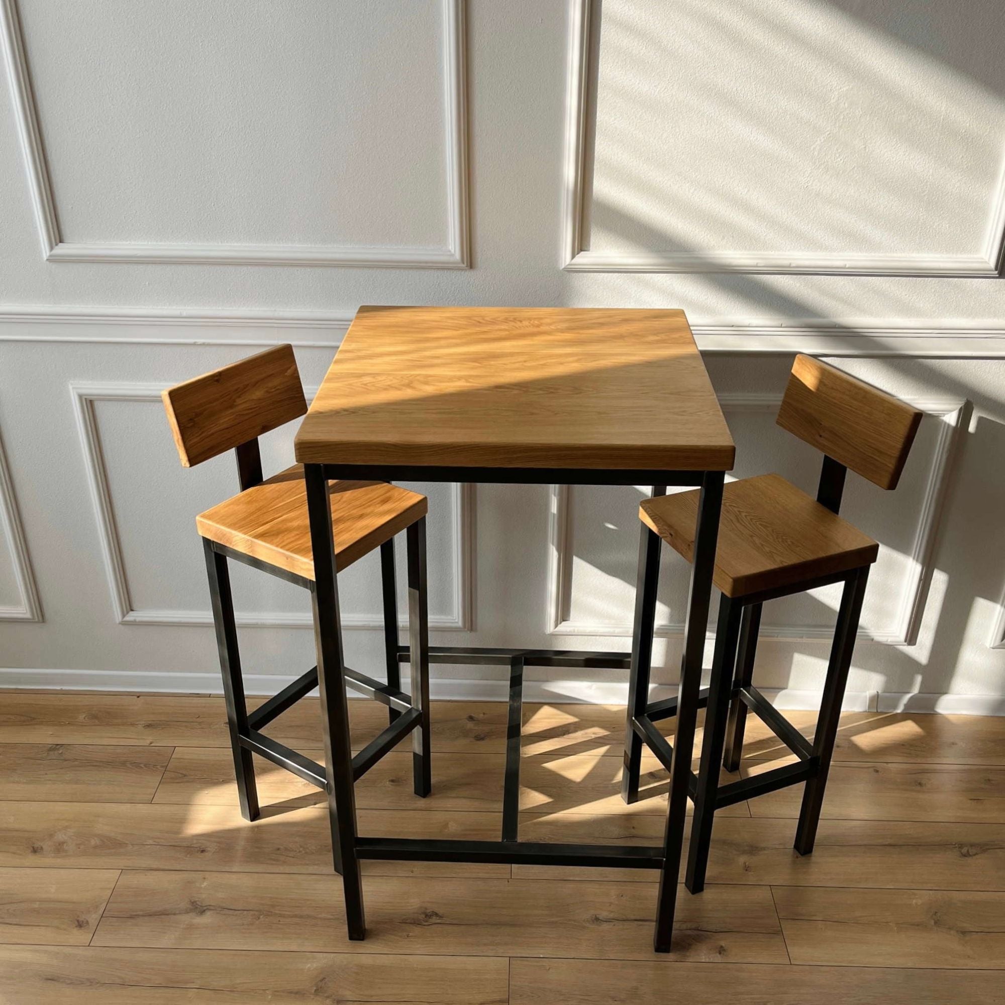 Hoher Esstisch mit zwei Barhockern aus Holz und Metall im modernen Esszimmer