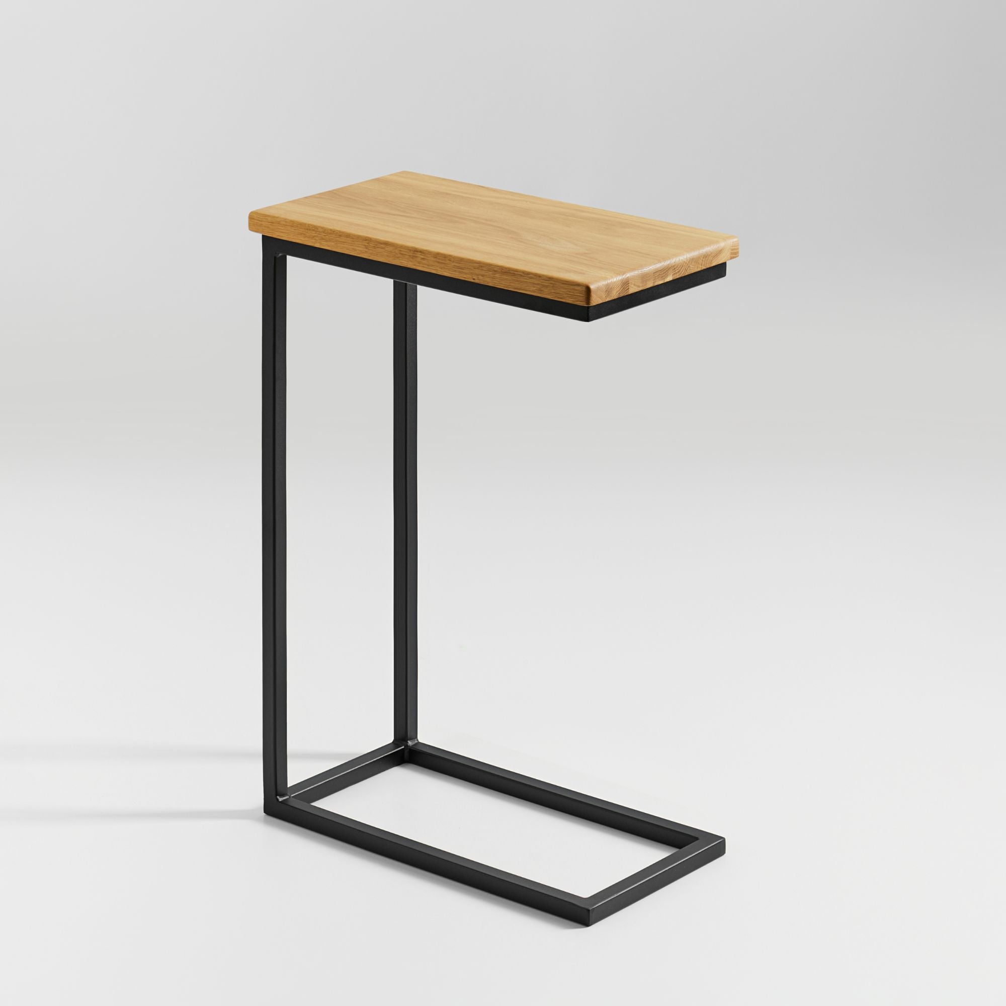 Kleiner Holztisch mit stabilem Stahlrahmen