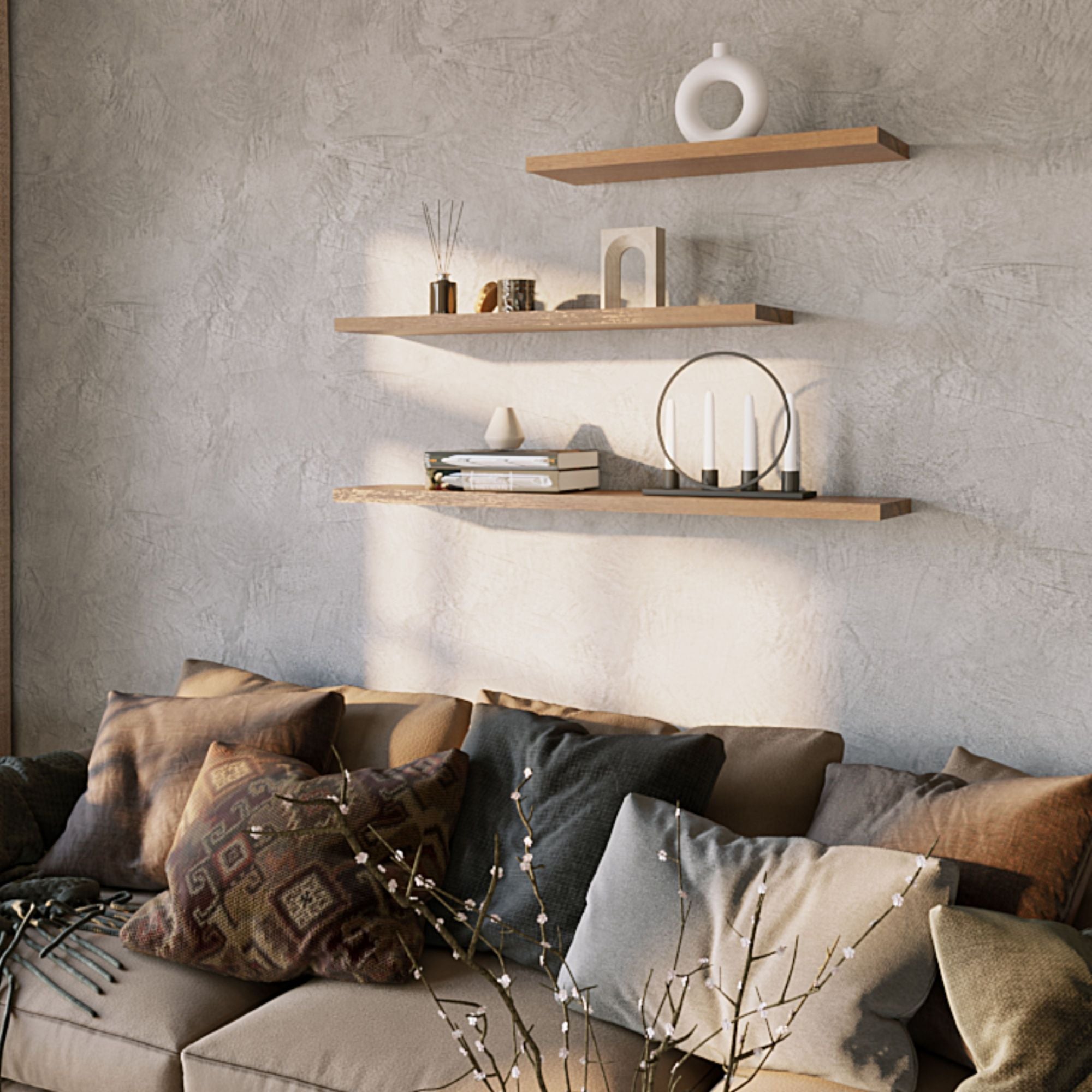Drei schwebende Regale aus Holz über Sofa mit Deko im Wohnzimmer