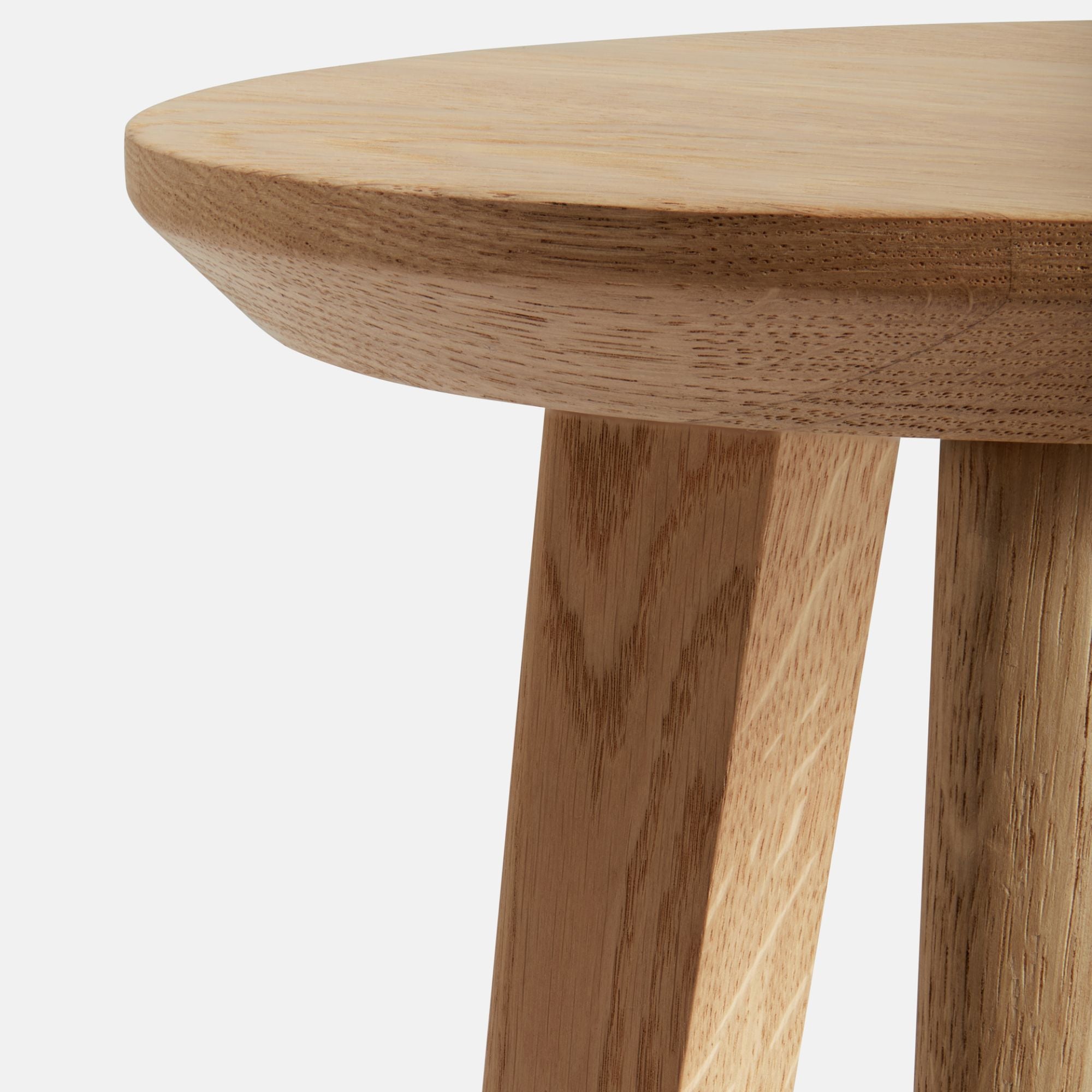 Nahaufnahme der Tischplatte aus massiver Eiche mit natürlicher Maserung