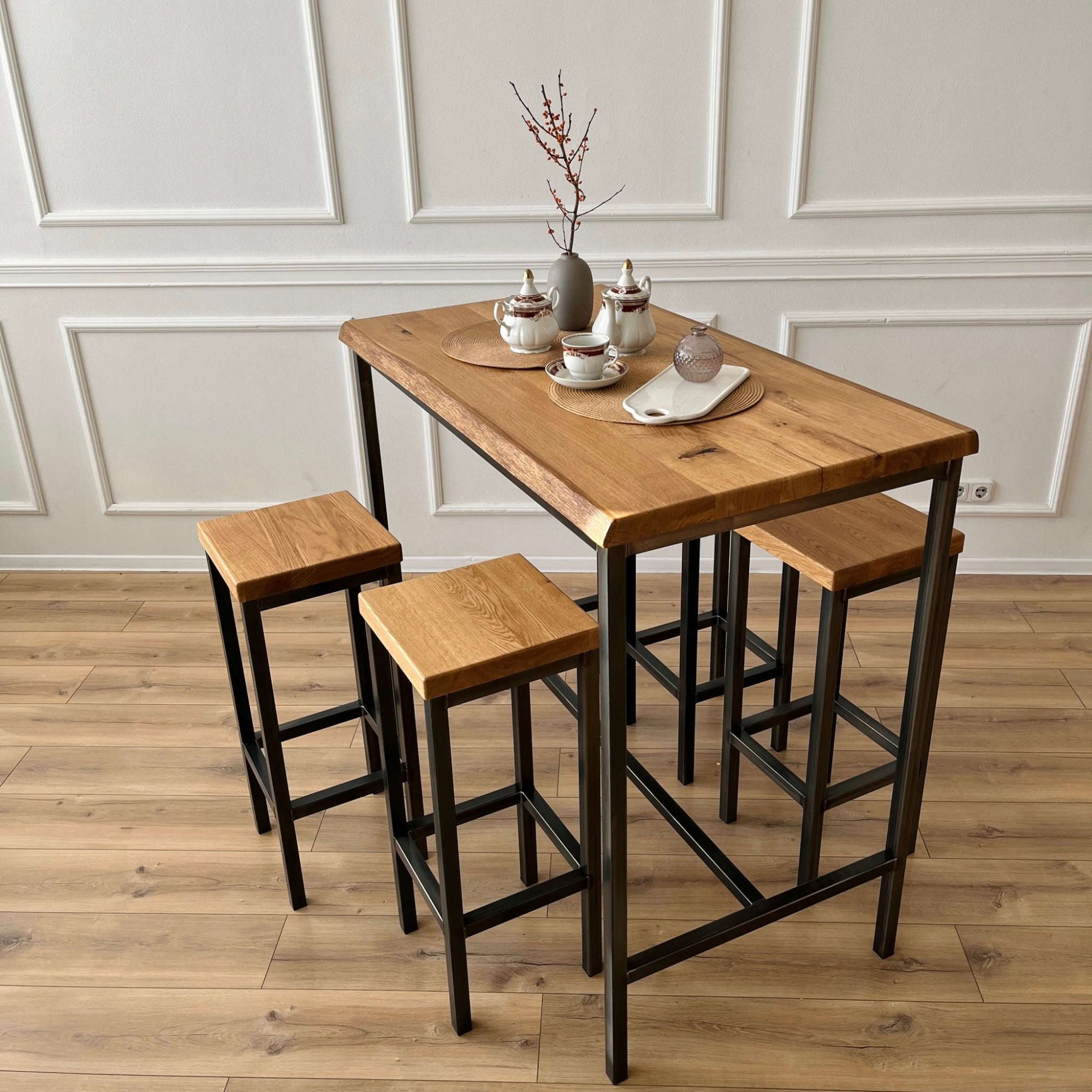 Stehtisch mit Naturkante und klarer Linienfuehrung, ideal fuer moderne Loft Wohnungen