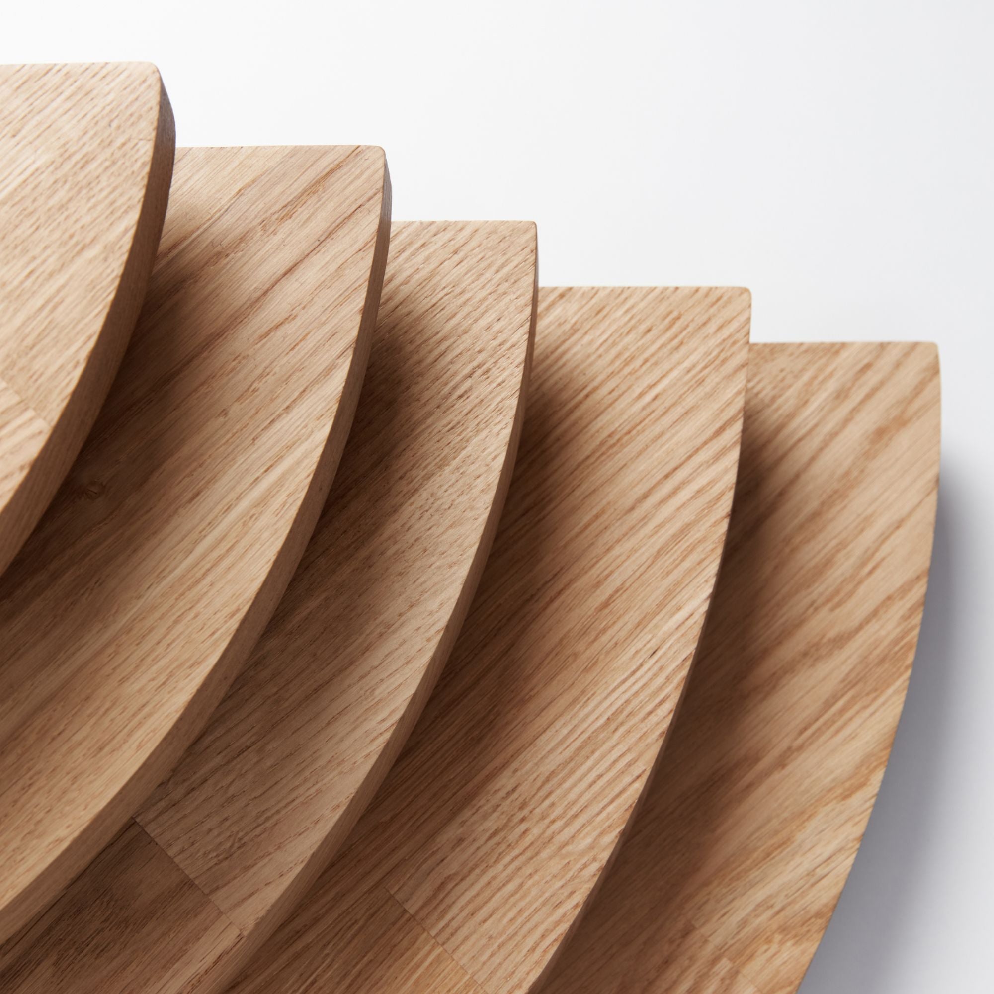 Detailaufnahme von Massivholz-Eckregalbrettern