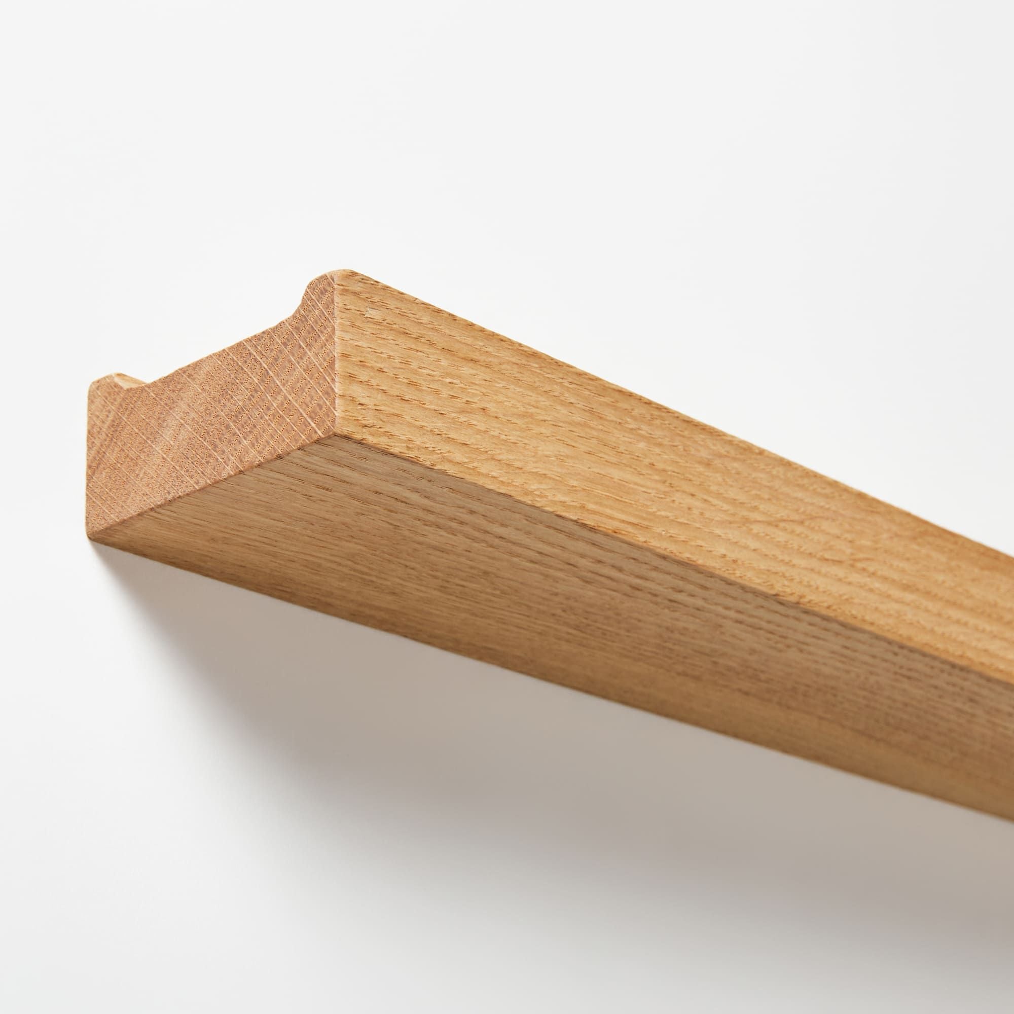 Holzregal aus massiver Eiche in Nahaufnahme