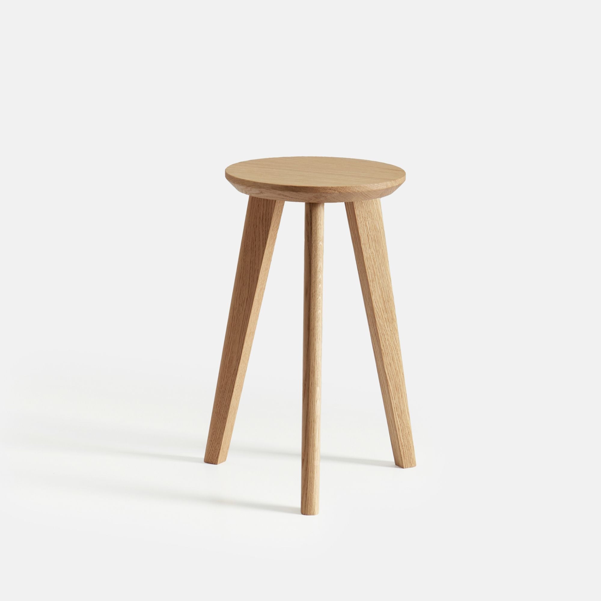 Runder Blumenständer aus Eiche mit drei Beinen, schlichtes skandinavisches Wohnaccessoire