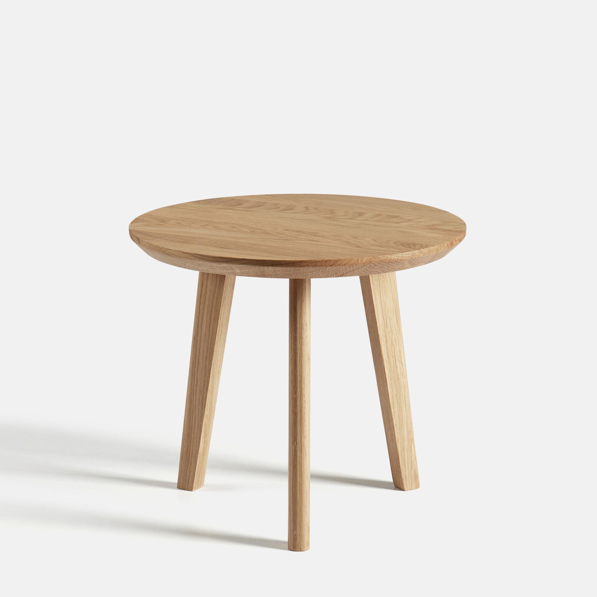 Runder Beistelltisch aus Eiche mit drei Beinen, modernes skandinavisches Design