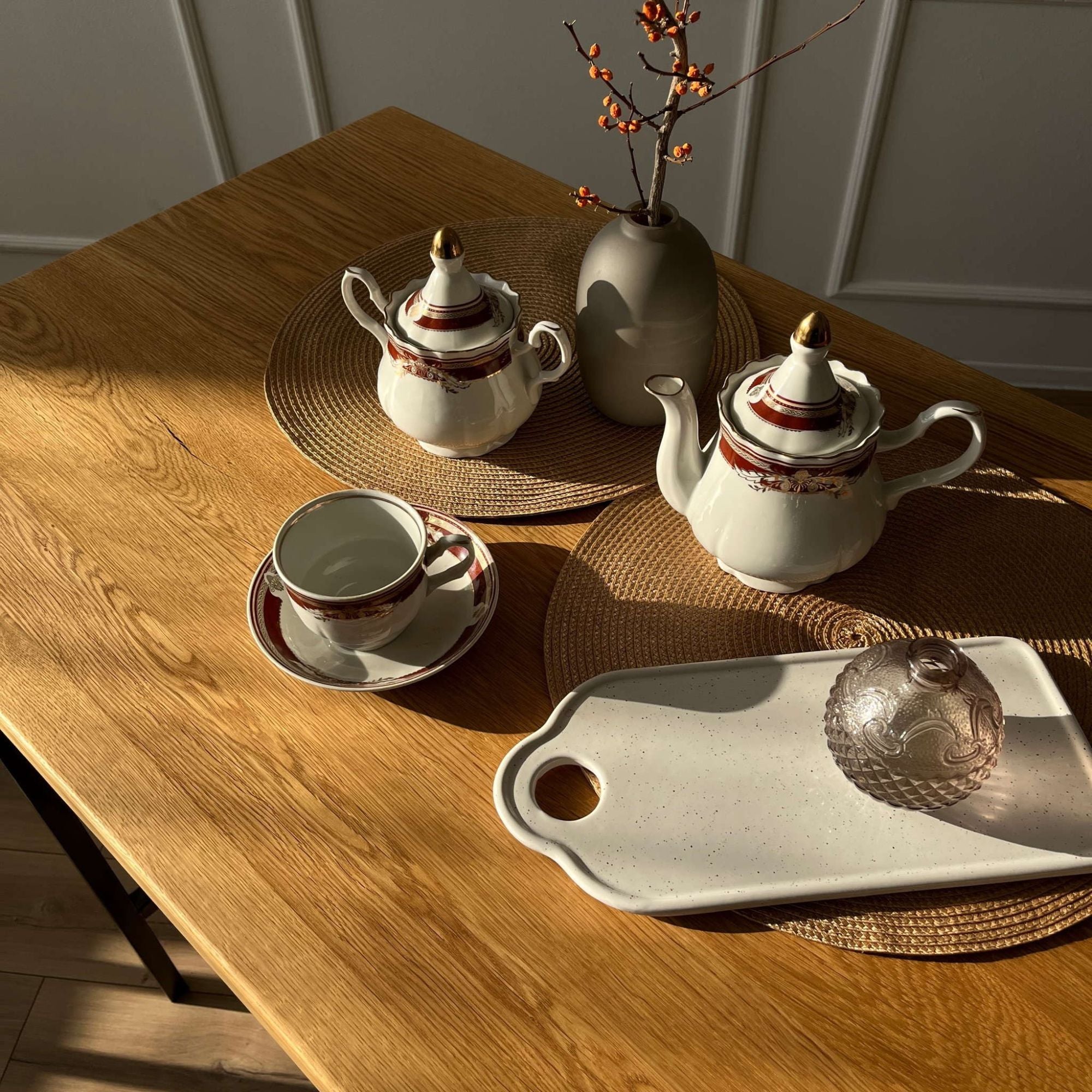 Hoher Tisch mit Holzplatte und minimalistischer Dekoration, Industrial Style fuer moderne Wohnraeume