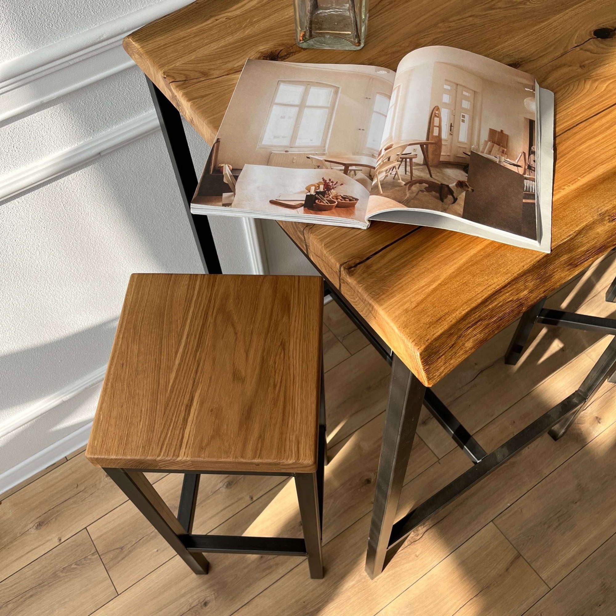 Massivholz Bartisch mit zwei passenden Hockern aus Metallgestell und Holzsitz