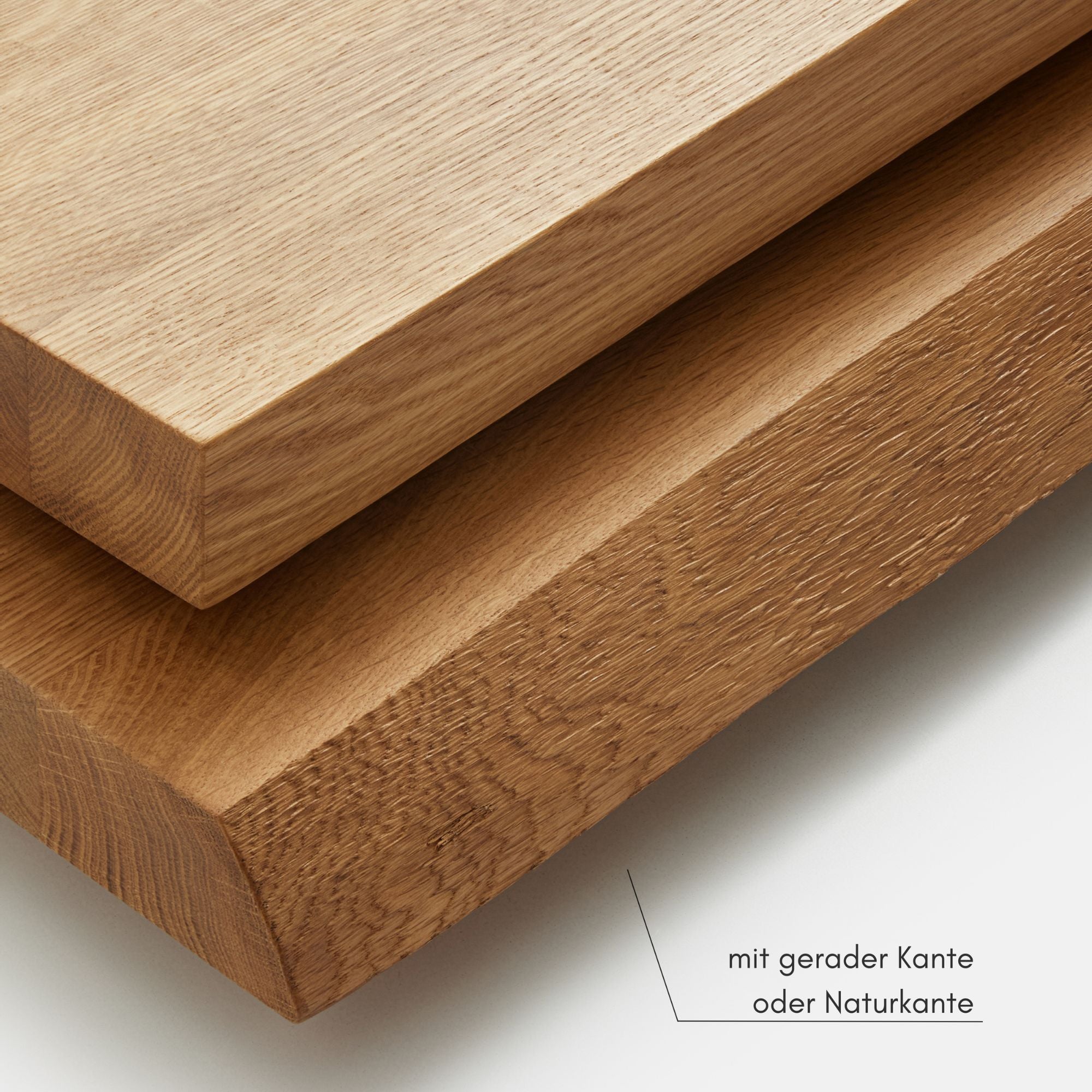 Nahaufnahme von Massivholzplatten mit Naturkante und gerader Kante fuer Bartische