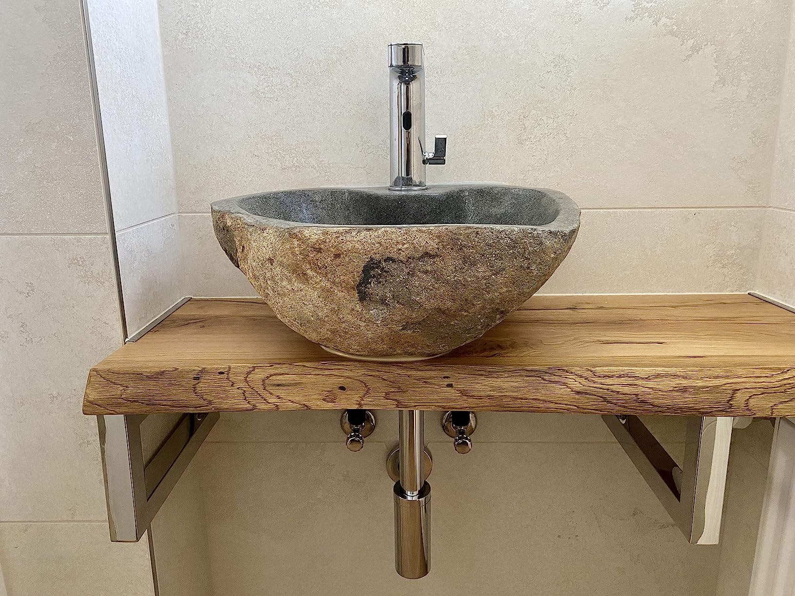 Holzplatte für Waschtisch aus hochwertigem Massivholz mit lebendiger Maserung und warmem Farbton.