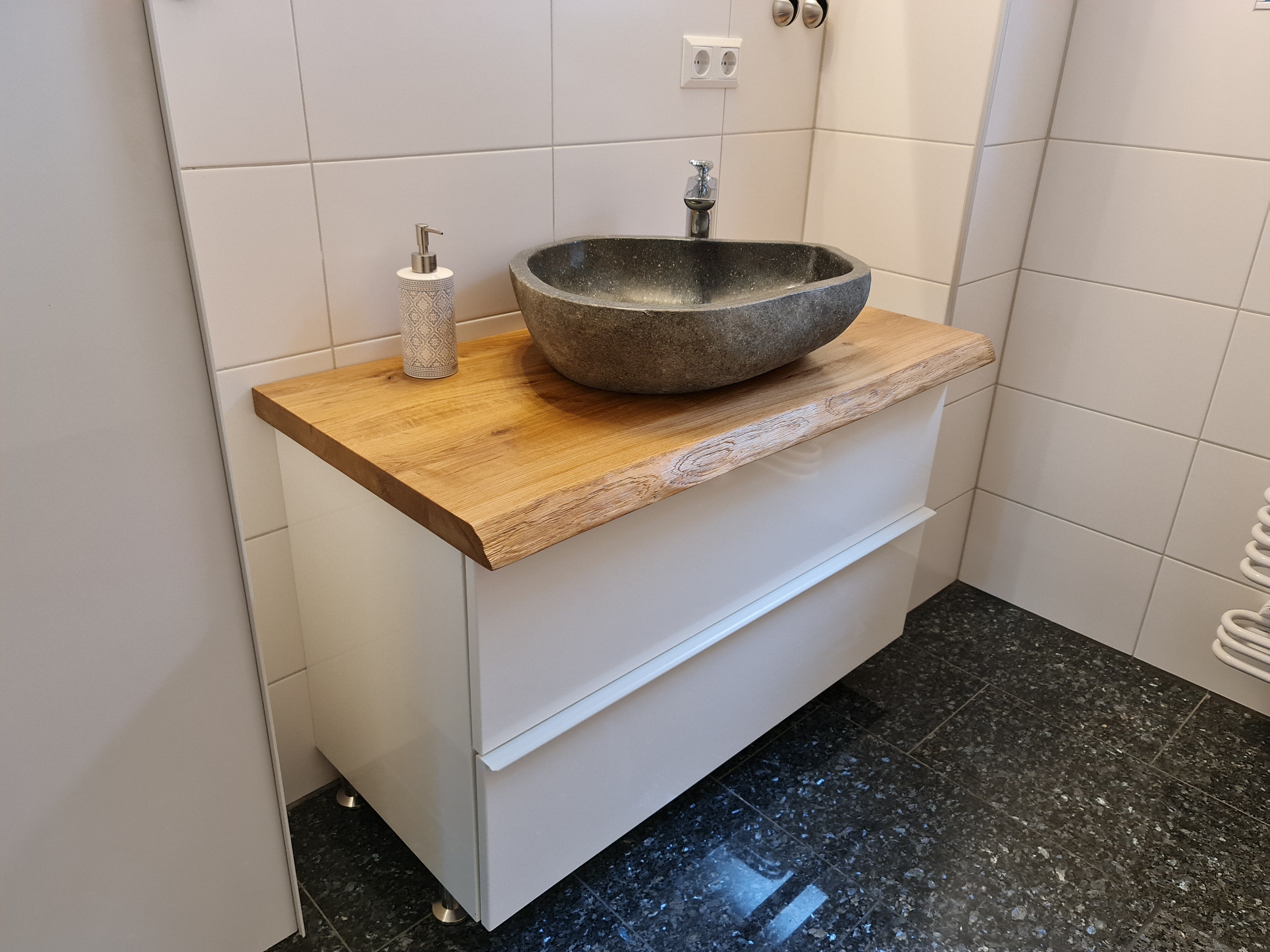 Rückansicht der Waschtischplatte aus Massivholz mit klar sichtbarer Holzstruktur und stabiler Ausführung.