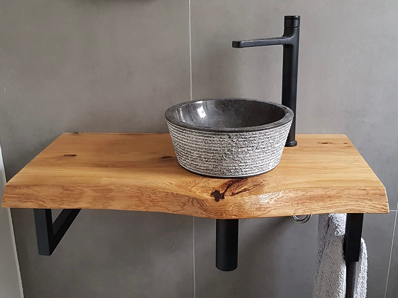 Waschtischplatte aus Massivholz für Waschbecken in natürlicher Holzoptik, schnelle Lieferung in 3 Tagen.