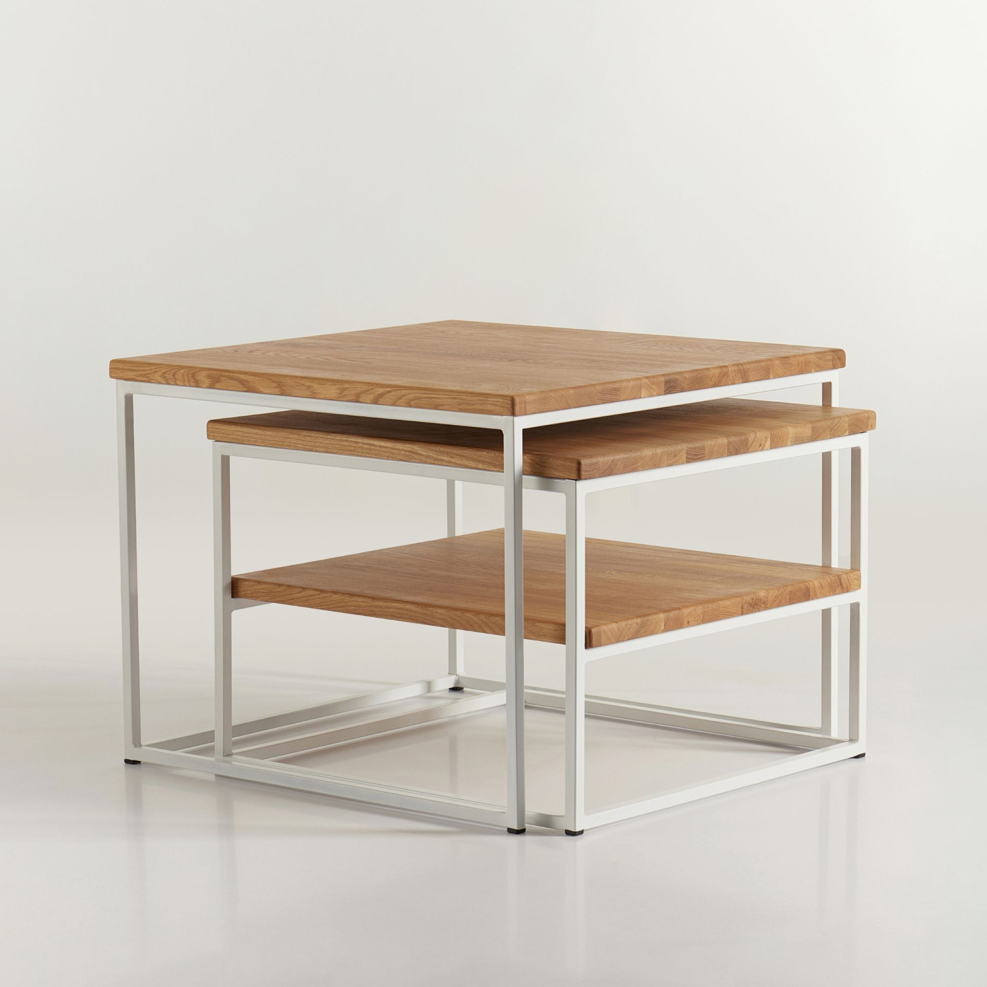 Eleganter Beistelltisch im skandinavischen Stil mit heller Eichenplatte und weißem Metallgestell für modernes Wohnzimmer