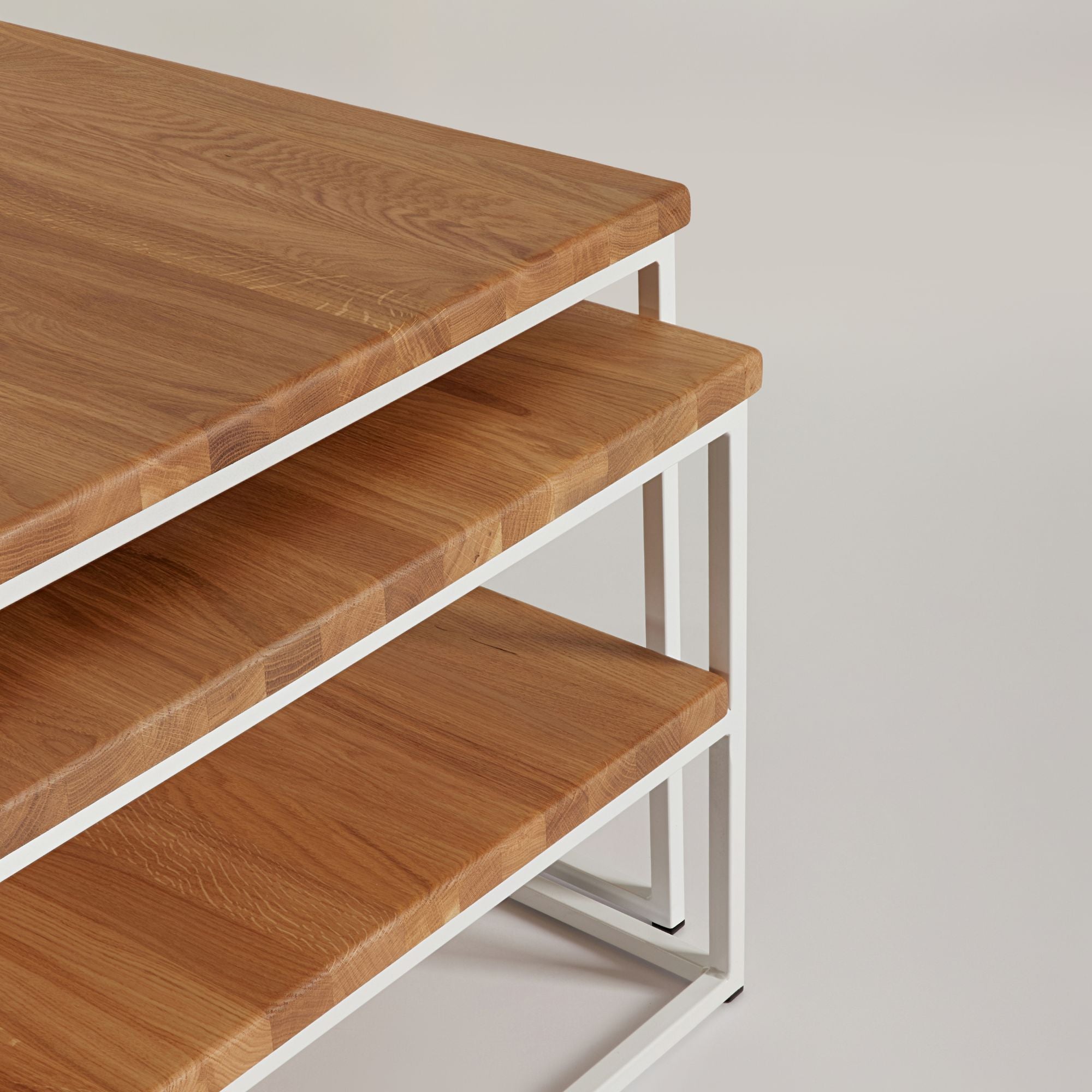 Detailaufnahme von Couchtisch mit massiver Eichenplatte und weiß lackiertem Metallgestell im modernen Stil