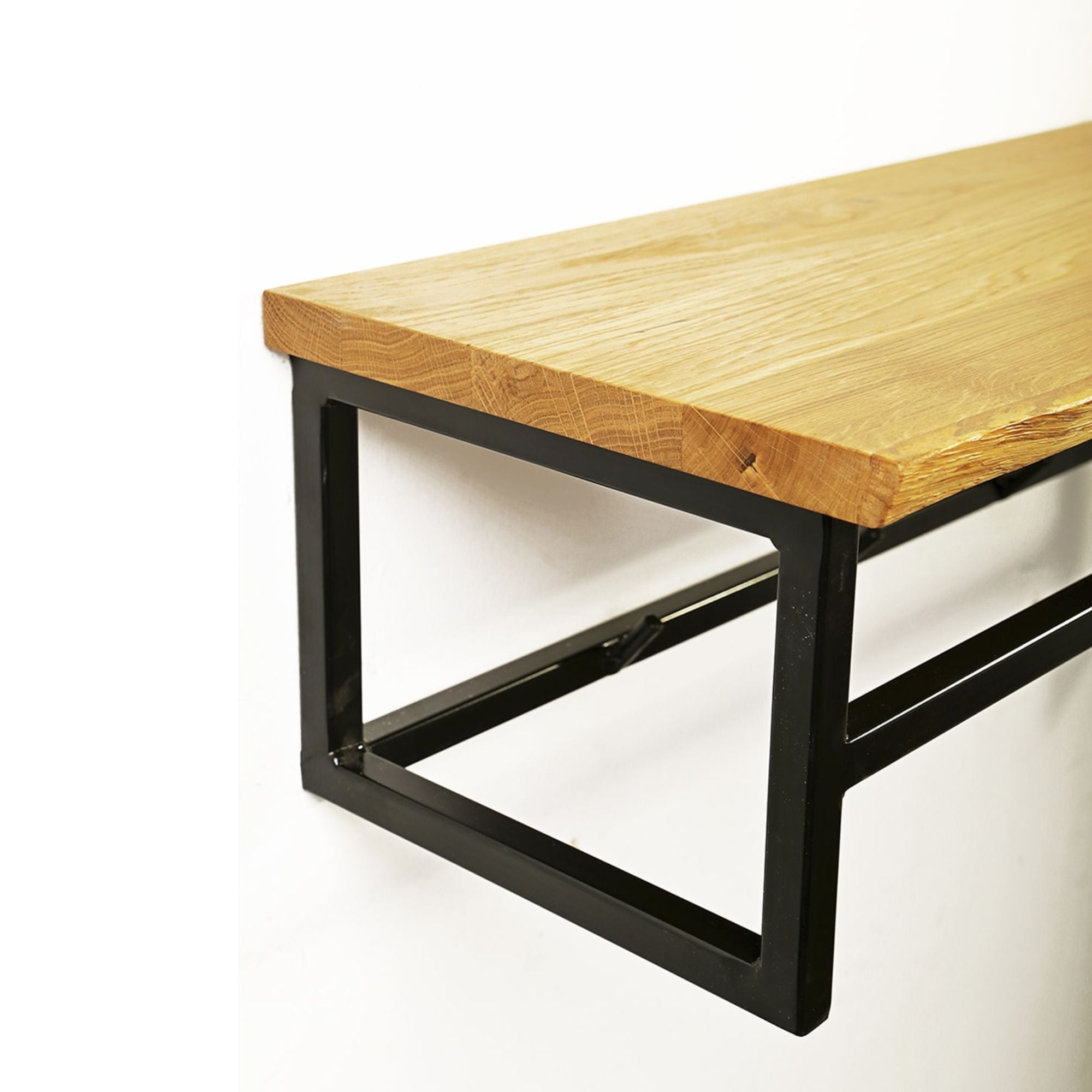 Detailansicht Garderobenregal mit massiver Eichenholzplatte und stabilem Metallrahmen