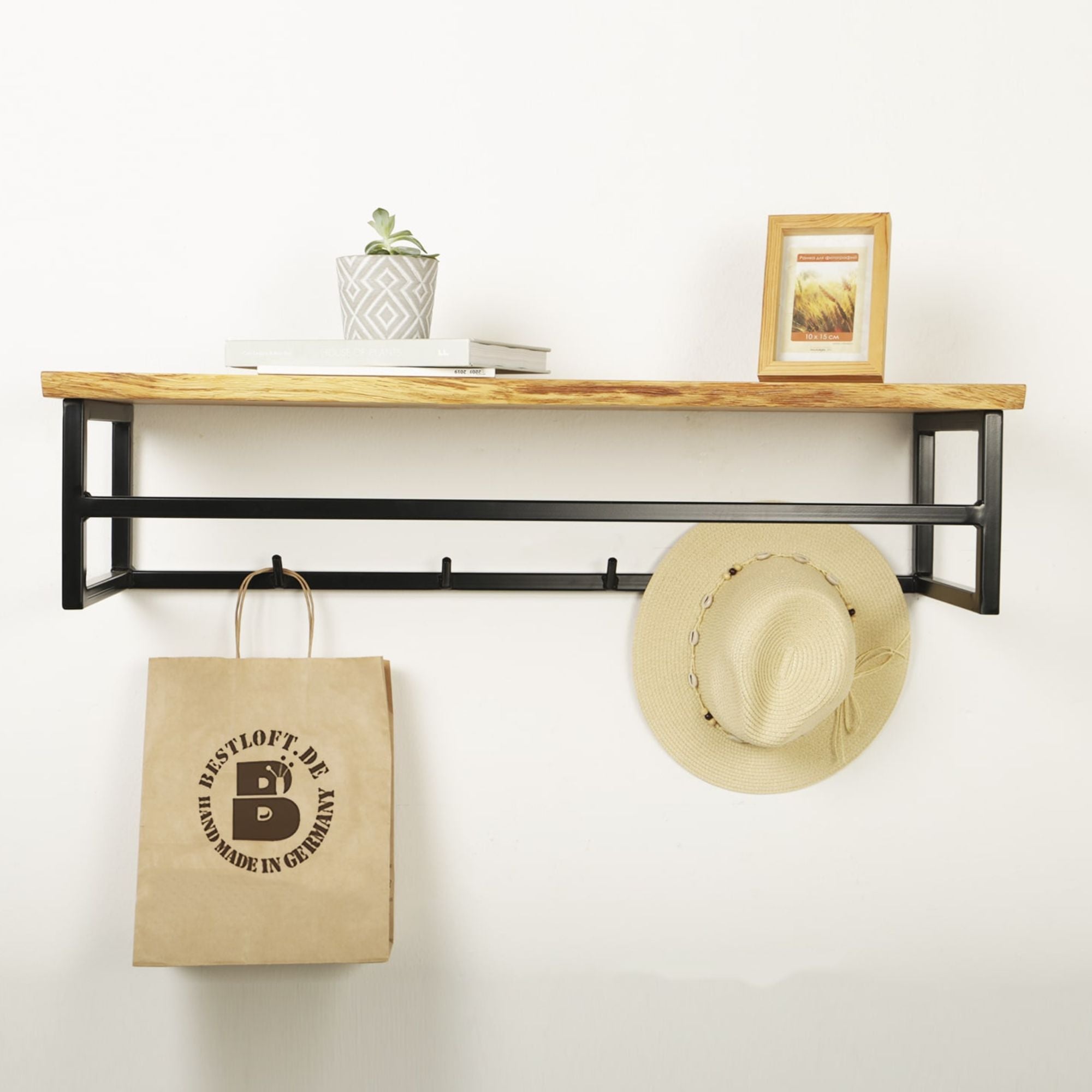Praktisches Wandregal mit Ablagefläche und Garderobenhaken für Eingangsbereich