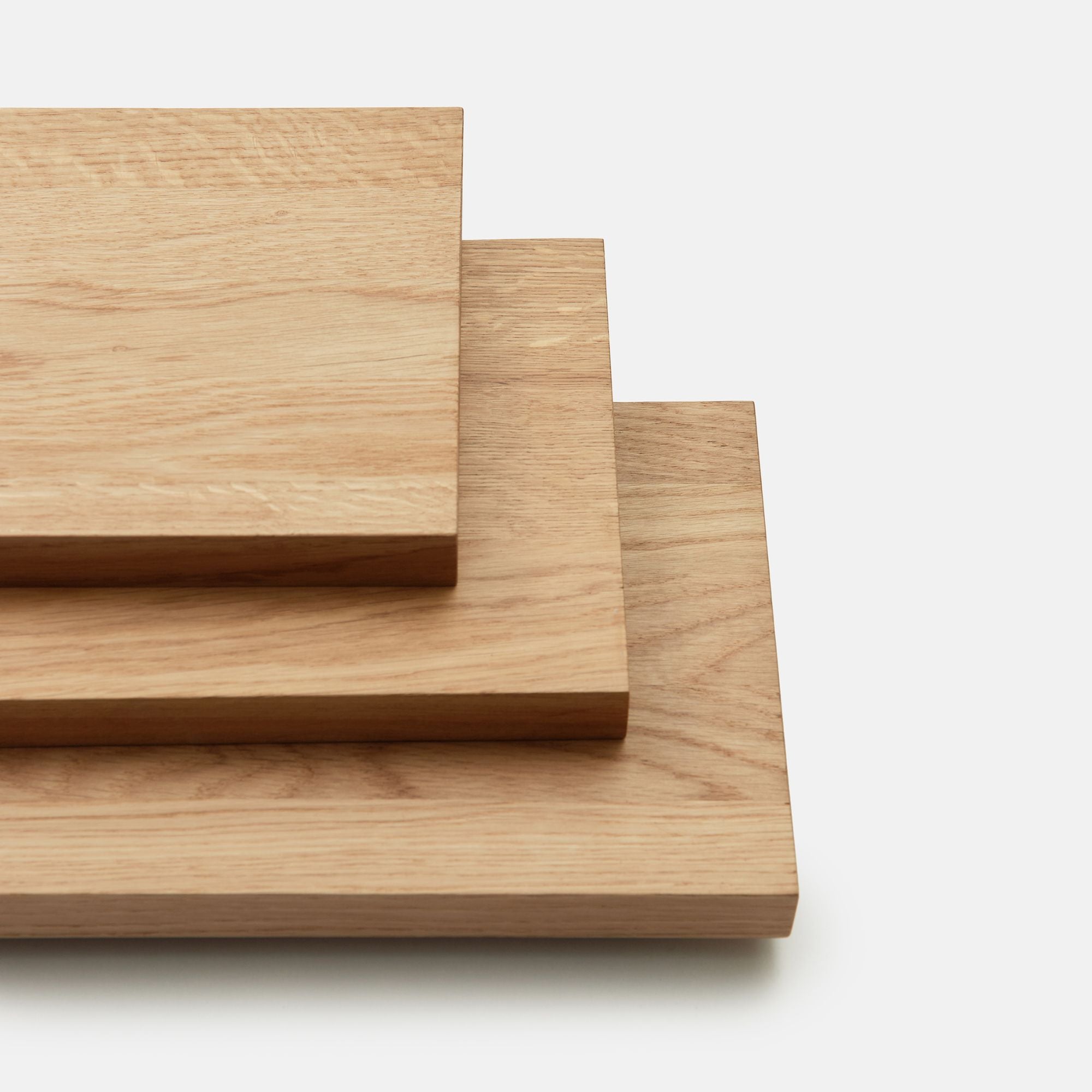 Massivholz-Regalbretter aus Eiche in verschiedenen Größen – robuste Regalbretter für schwebende Wandregale.