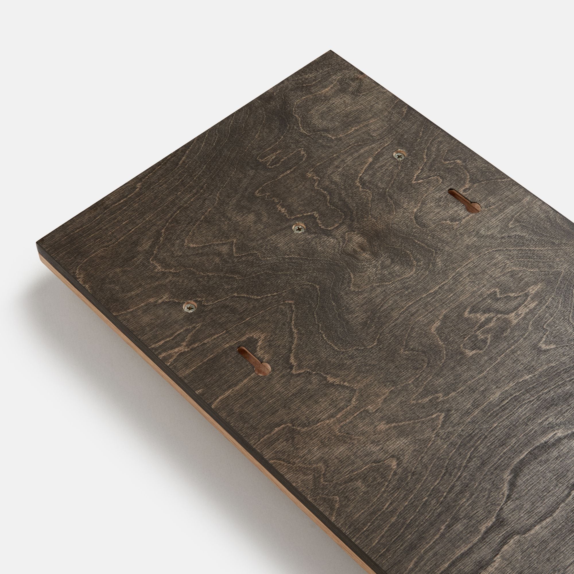 Rückseite eines Garderobenpaneels aus Eiche mit Befestigungssystem für sichere Wandmontage.