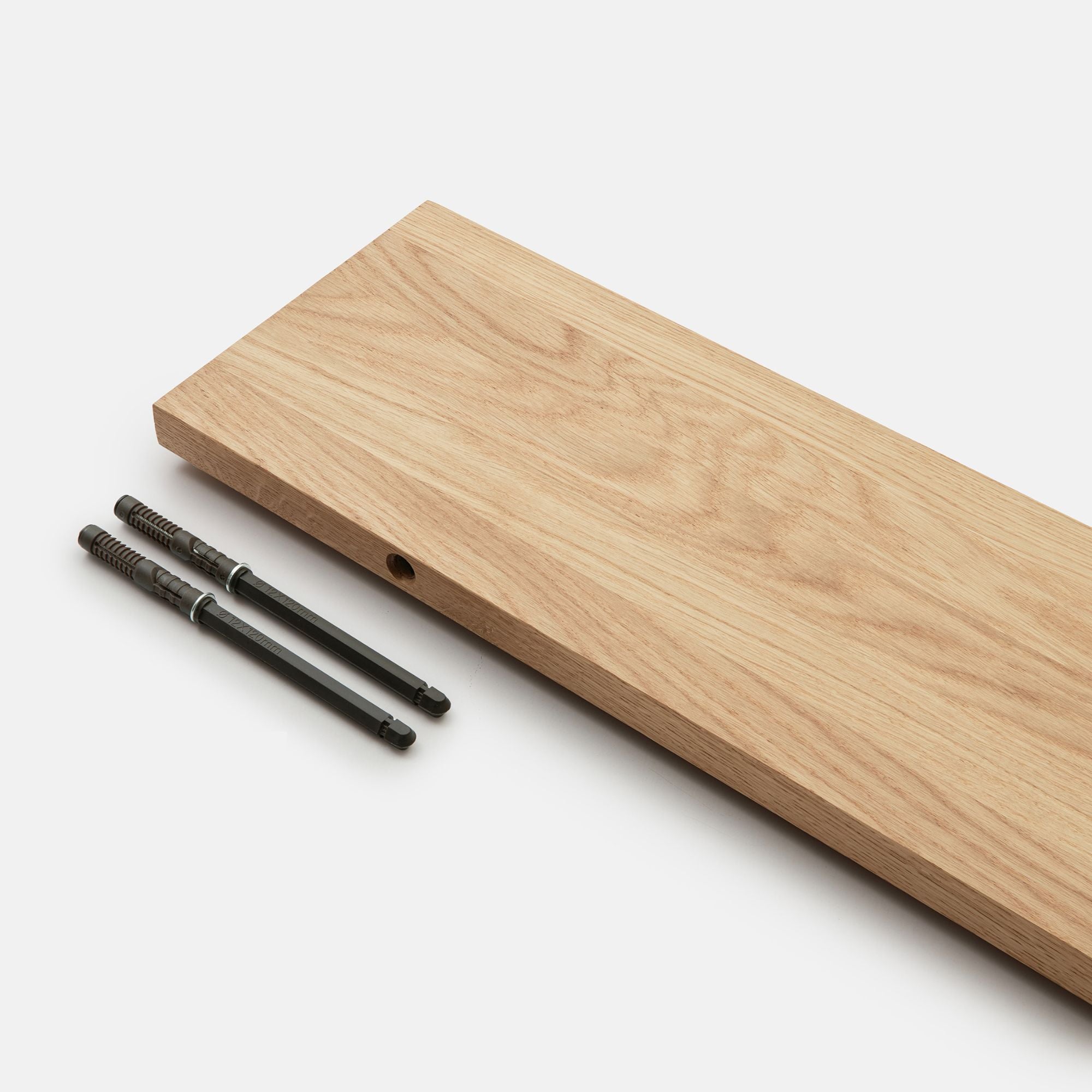 Massives Eiche Regalbrett mit passender Wandbefestigung – langlebiges schwebendes Regal für Küche, Bad oder Wohnzimmer.