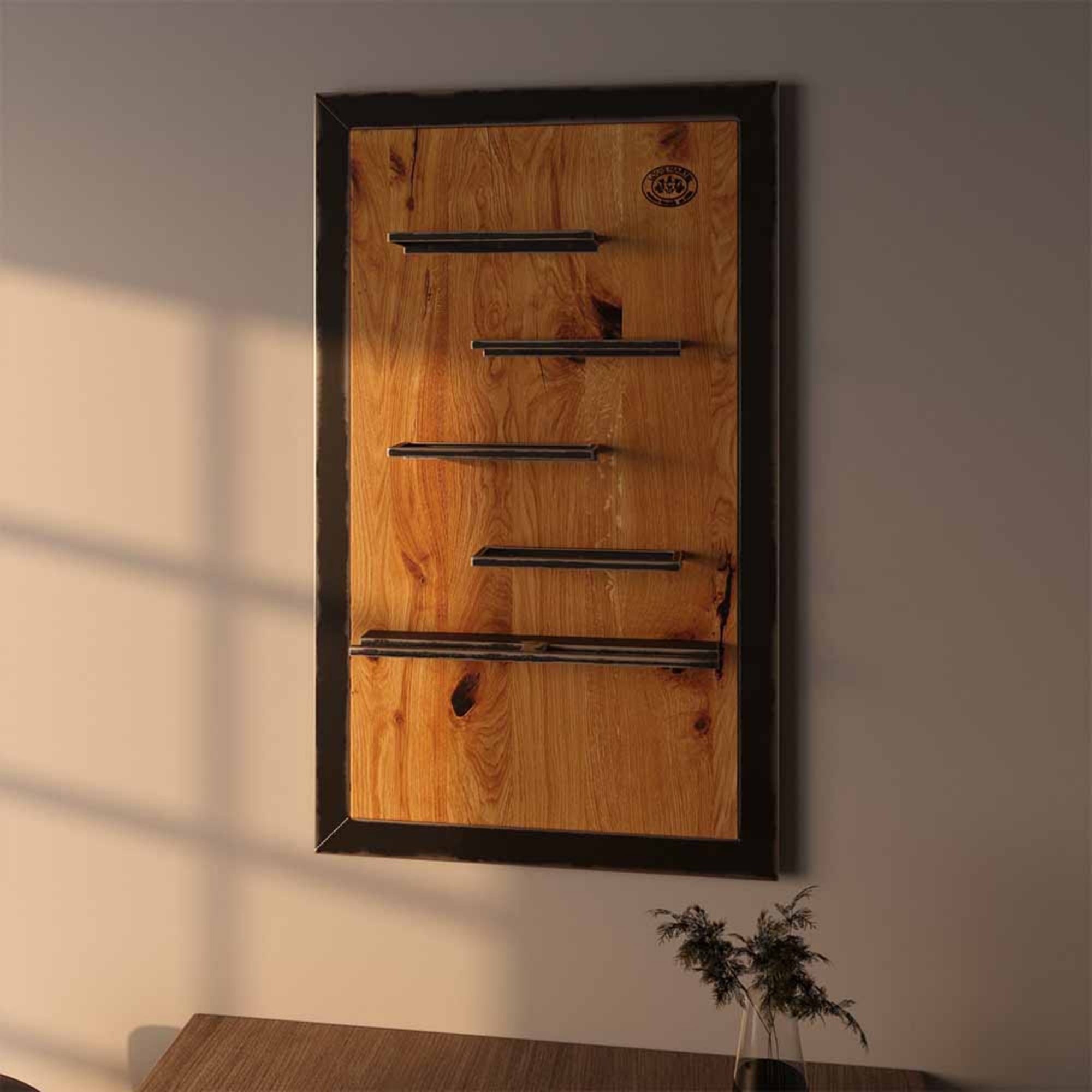 Weinregal aus massiver Eiche zur Wandmontage mit schwarzen Metallhaltern – elegante und platzsparende Lösung für Weinaufbewahrung.