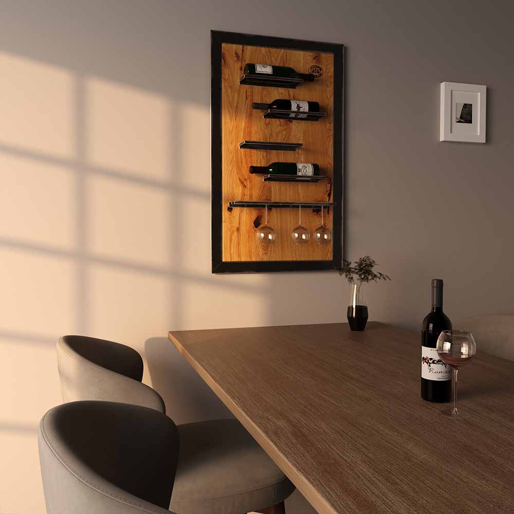 Modernes Weinregal aus Holz und Metall an der Wand im Esszimmer mit Weinflaschen und Gläsern – stilvolle Aufbewahrung für Weinliebhaber.