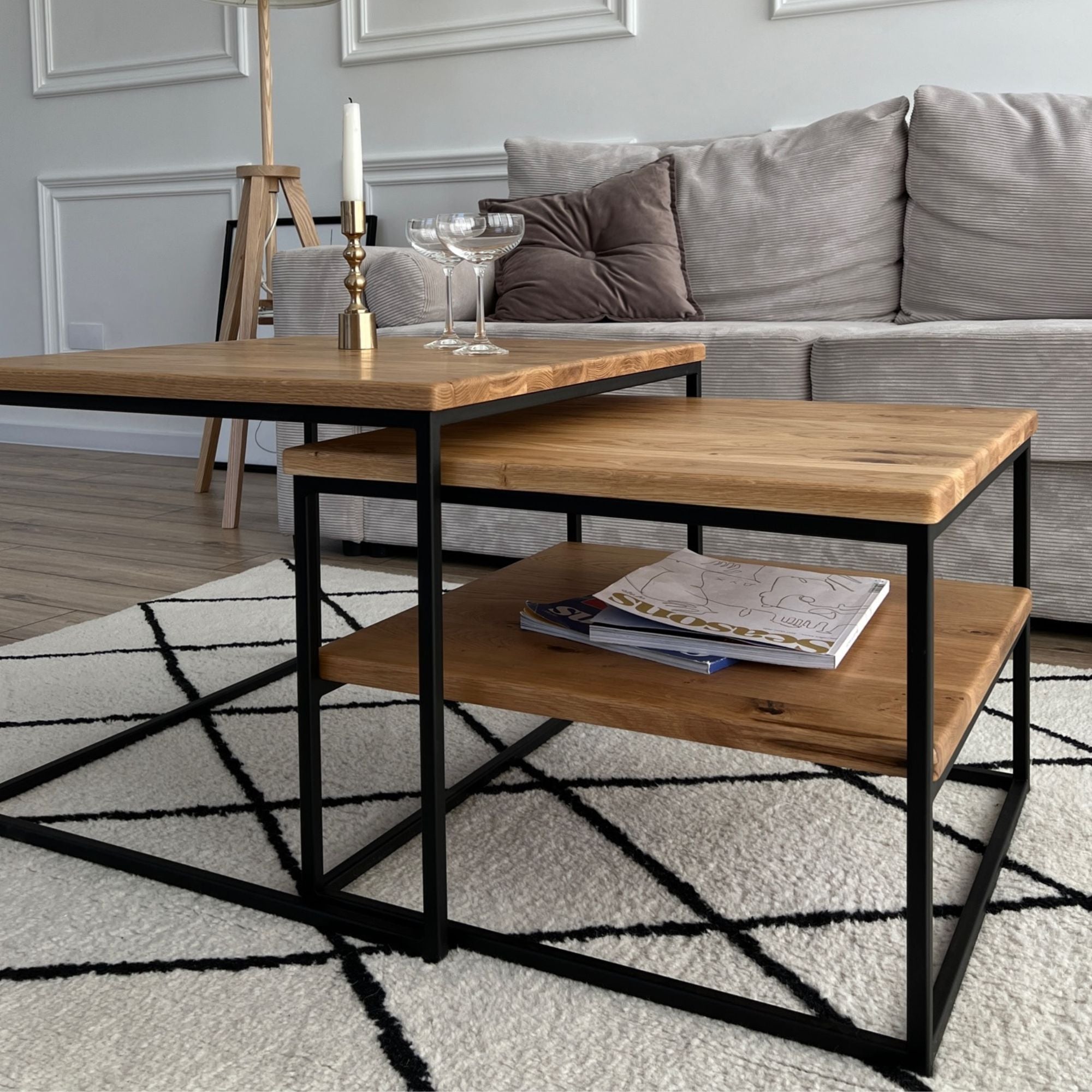 Rustikaler Wohnzimmertisch aus massivem Eichenholz mit schwarzem Metallgestell im Industrial Design vor Sofa