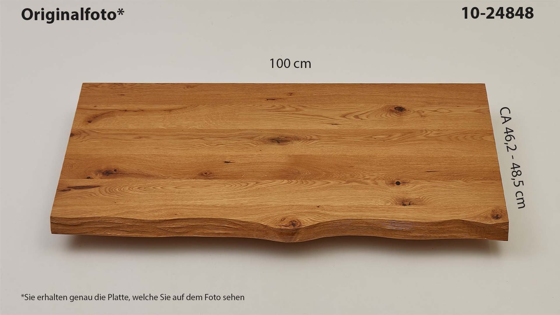 Eichenholz-Tischplatte Nummer 10-24848, Länge 100 cm cm, Breite ca. 46.2 cm–48.5 cm, mit gebürsteter Baumkante, geschliffen, 2 Schichten italienisches Öl, Äste und Risse mit Epoxidharz