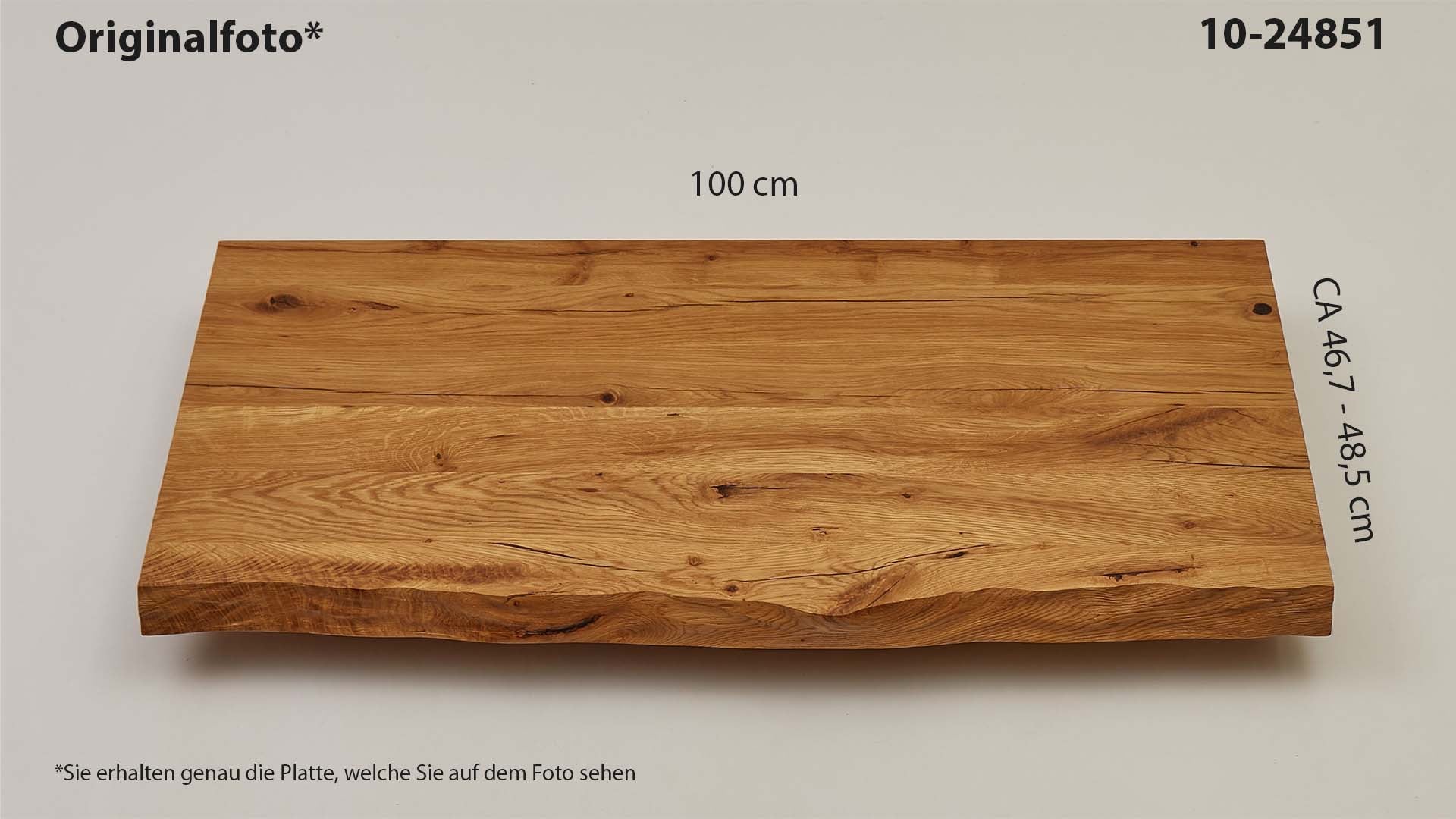 Eichenholz-Tischplatte Nummer 10-24851, Länge 100 cm cm, Breite ca. 46.7 cm–48.5 cm, mit gebürsteter Baumkante, geschliffen, 2 Schichten italienisches Öl, Äste und Risse mit Epoxidharz