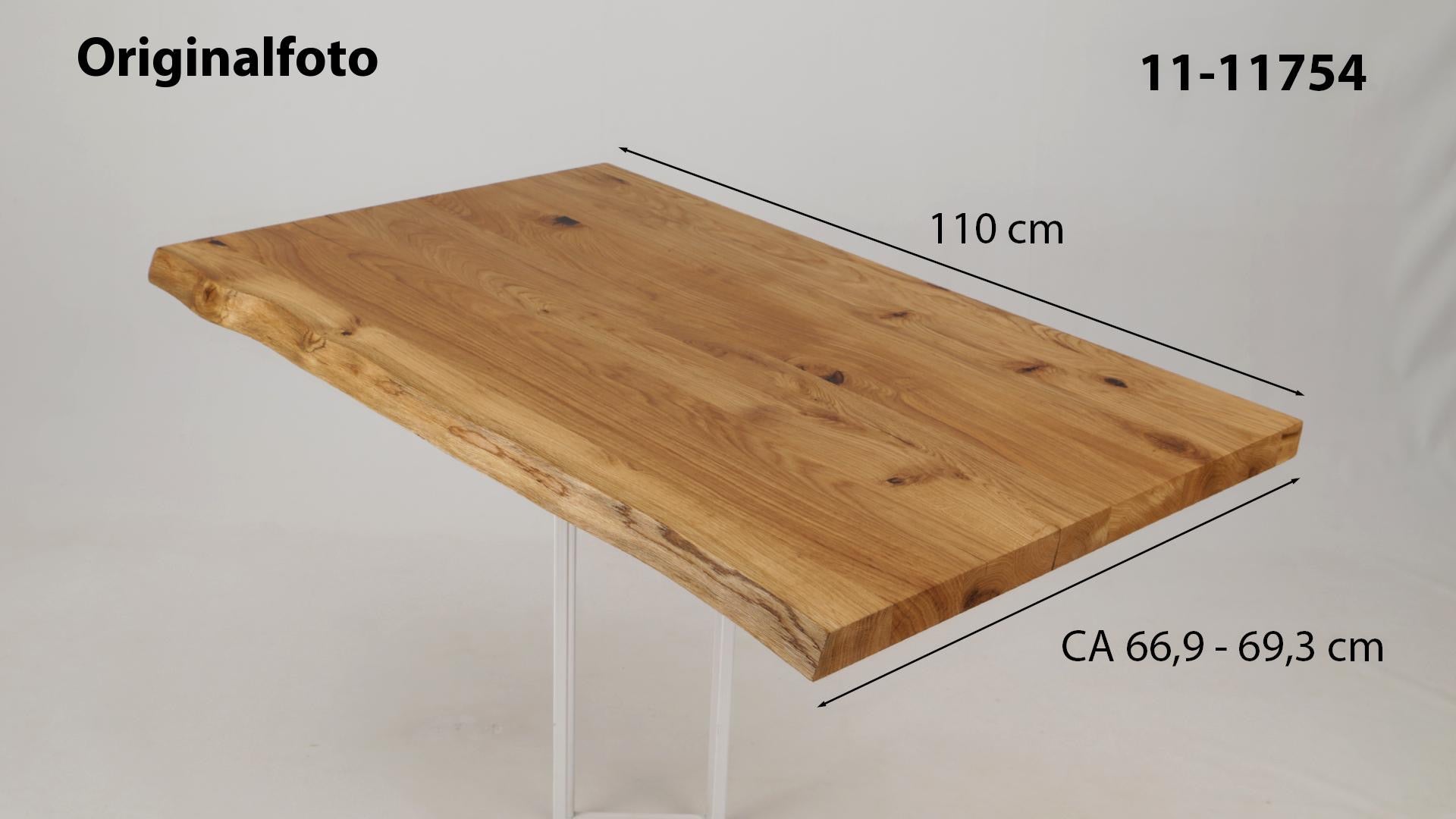 Eichenholz-Tischplatte Nummer 11-11754, Länge 110 cm cm, Breite ca. 66.9 cm–69.3 cm, mit gebürsteter Baumkante, geschliffen, 2 Schichten italienisches Öl, Äste und Risse mit Epoxidharz