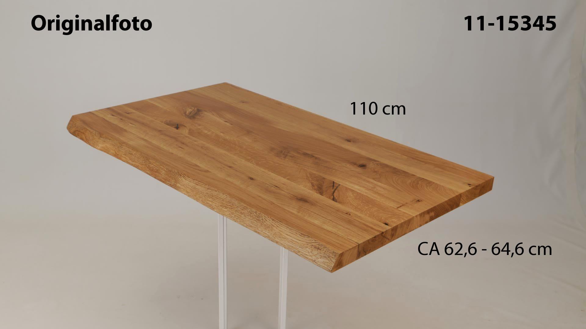 Eichenholz-Tischplatte Nummer 11-15345, Länge 110 cm cm, Breite ca. 62.6 cm–64.6 cm, mit gebürsteter Baumkante, geschliffen, 2 Schichten italienisches Öl, Äste und Risse mit Epoxidharz