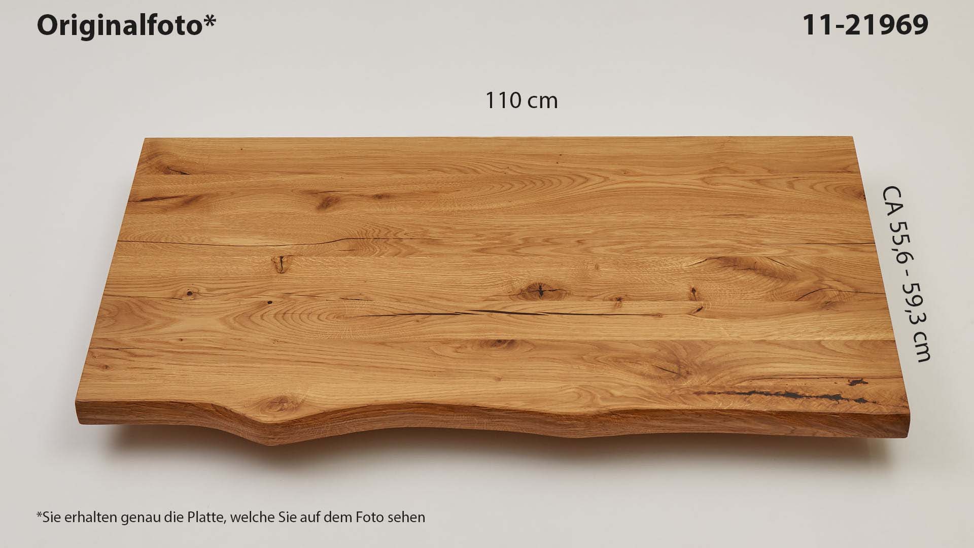 Eichenholz-Tischplatte Nummer 11-21969, Länge 110 cm cm, Breite ca. 55.6 cm–59.3 cm, mit gebürsteter Baumkante, geschliffen, 2 Schichten italienisches Öl, Äste und Risse mit Epoxidharz