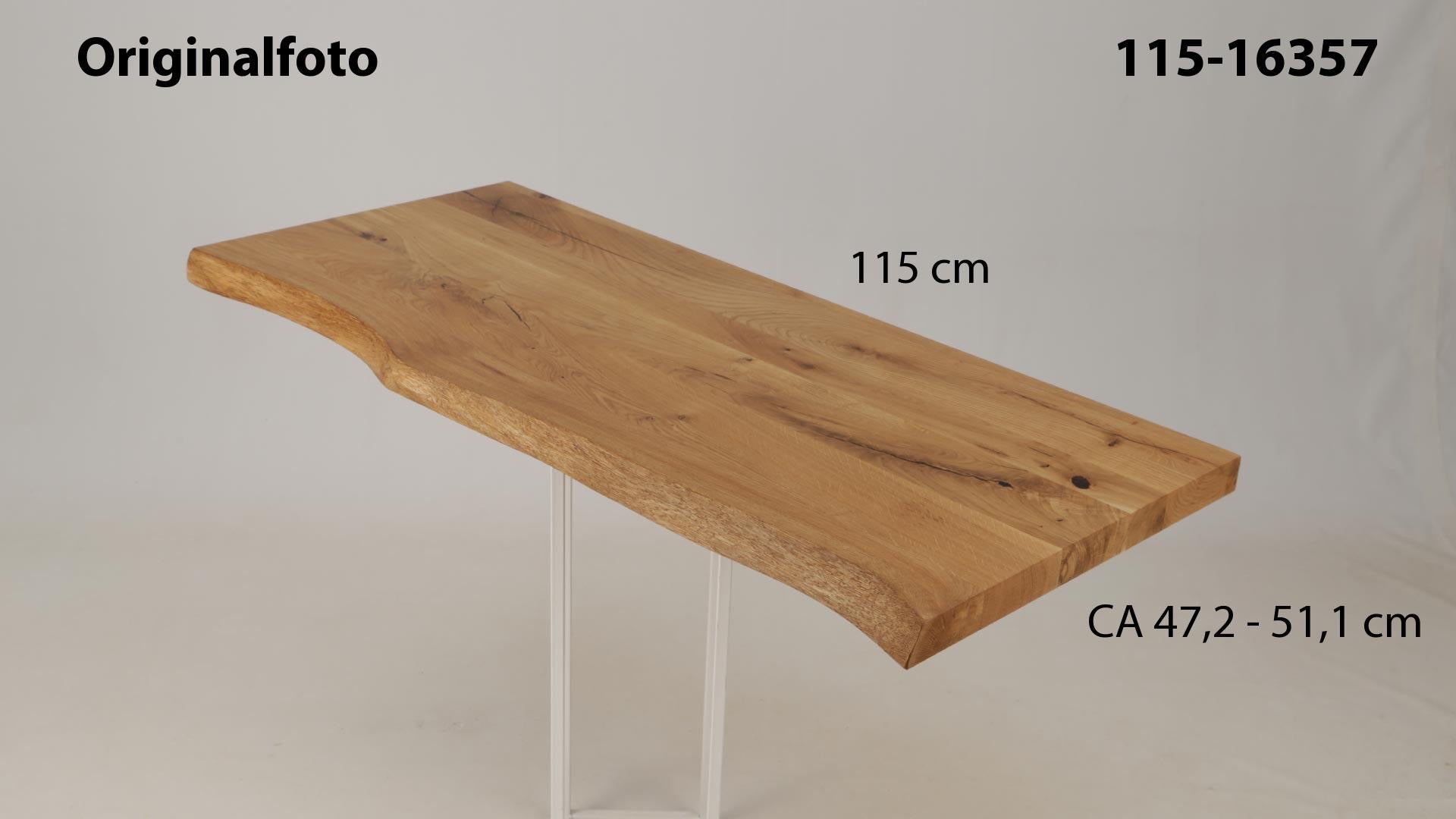 Eichenholz-Tischplatte Nummer 115-16357, Länge 115 cm cm, Breite ca. 47.2 cm–51.1 cm, mit gebürsteter Baumkante, geschliffen, 2 Schichten italienisches Öl, Äste und Risse mit Epoxidharz