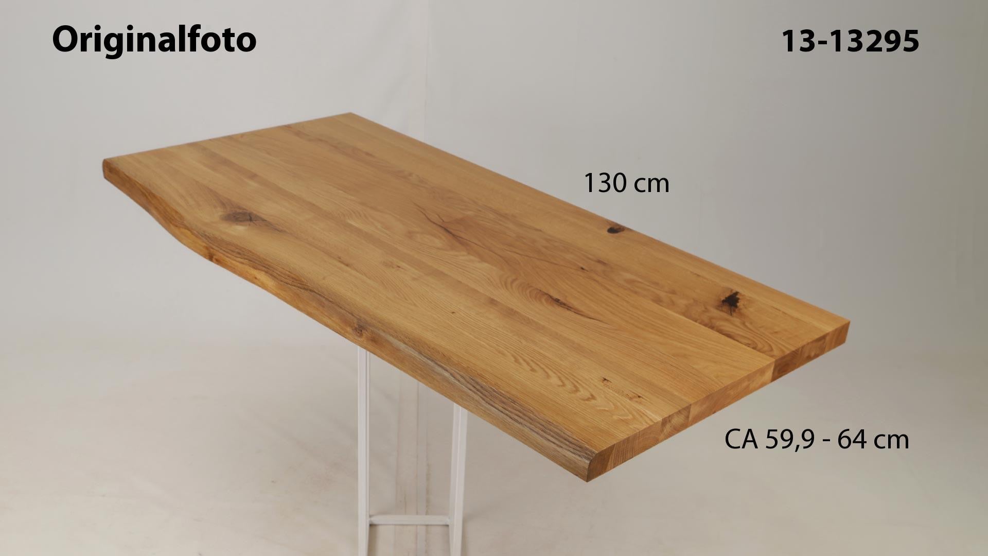 Eichenholz-Tischplatte Nummer 13-13295, Länge 130 cm cm, Breite ca. 59.9 cm–64 cm, mit gebürsteter Baumkante, geschliffen, 2 Schichten italienisches Öl, Äste und Risse mit Epoxidharz