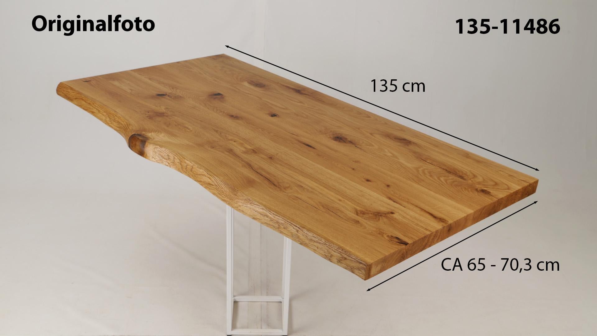 Eichenholz-Tischplatte Nummer 135-11486, Länge 135 cm cm, Breite ca. 65 cm–70.3 cm, mit gebürsteter Baumkante, geschliffen, 2 Schichten italienisches Öl, Äste und Risse mit Epoxidharz