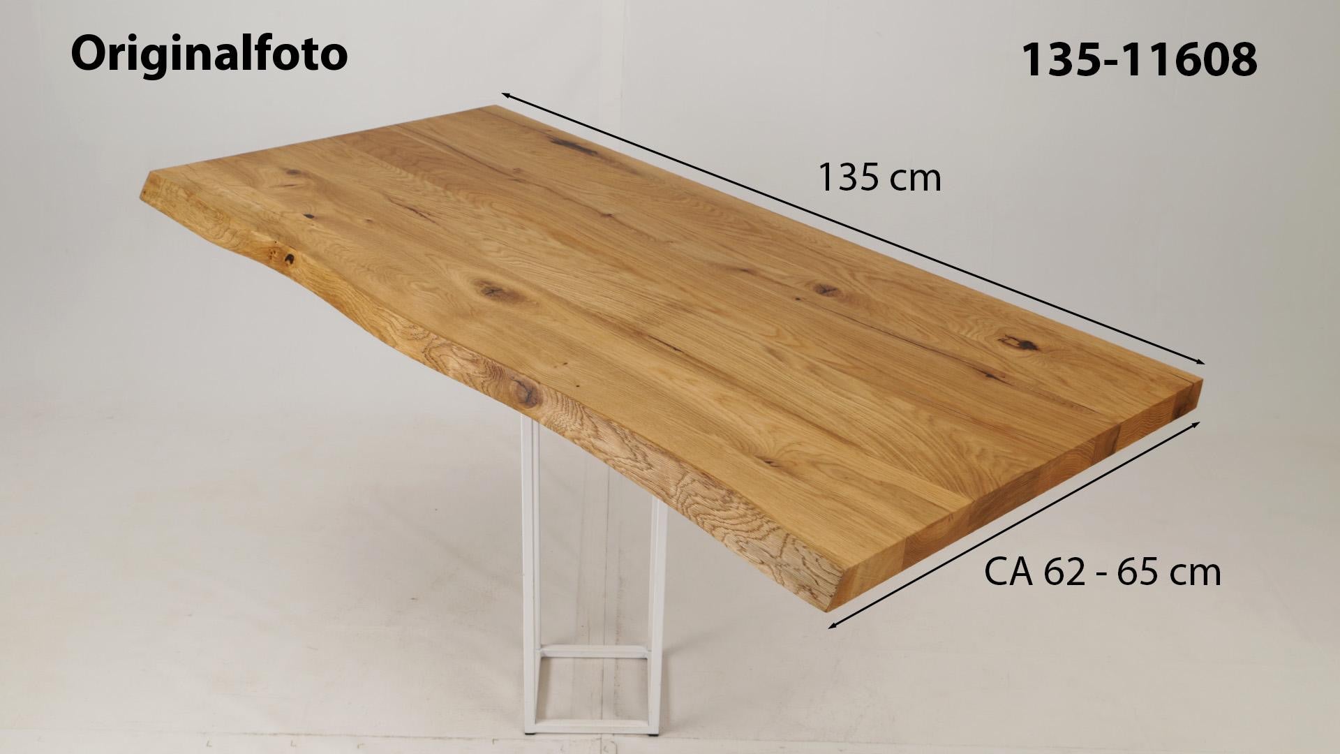 Eichenholz-Tischplatte Nummer 135-11608, Länge 135 cm cm, Breite ca. 62 cm–65 cm, mit gebürsteter Baumkante, geschliffen, 2 Schichten italienisches Öl, Äste und Risse mit Epoxidharz
